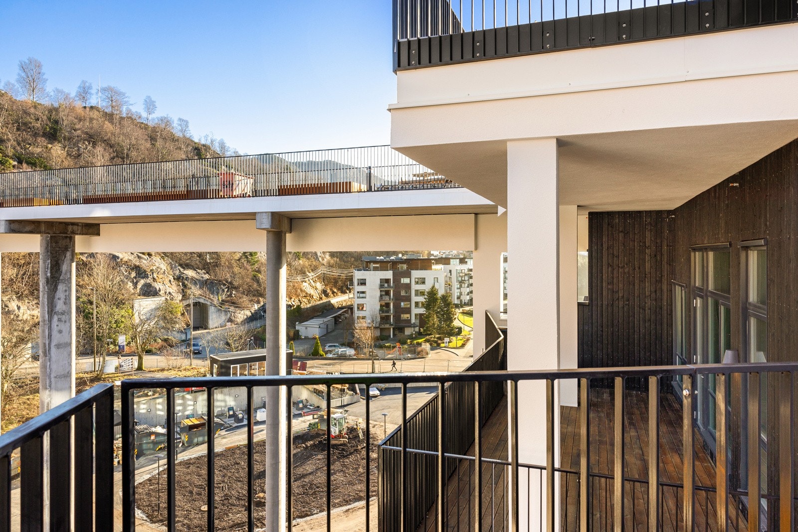 Leiligheten har en flott, overbygget balkong. Galleribilde