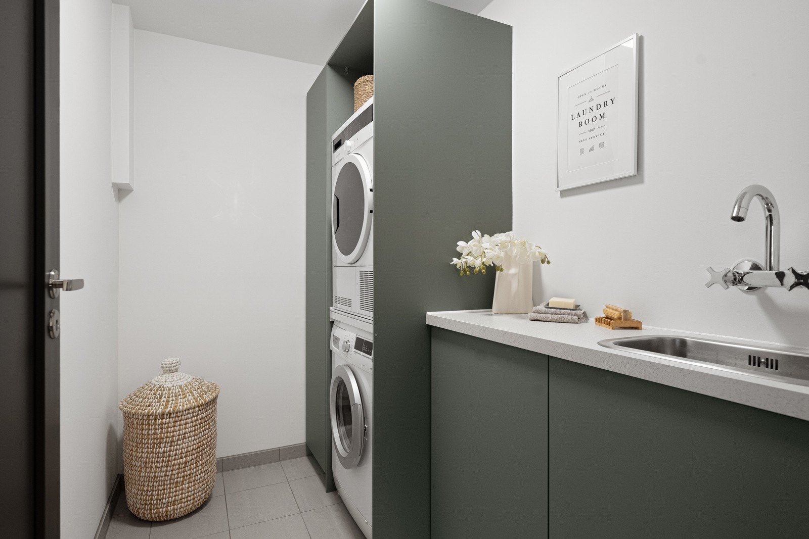 Vaskerom med opplegg for vaskemskin og tørketrommel. Galleribilde