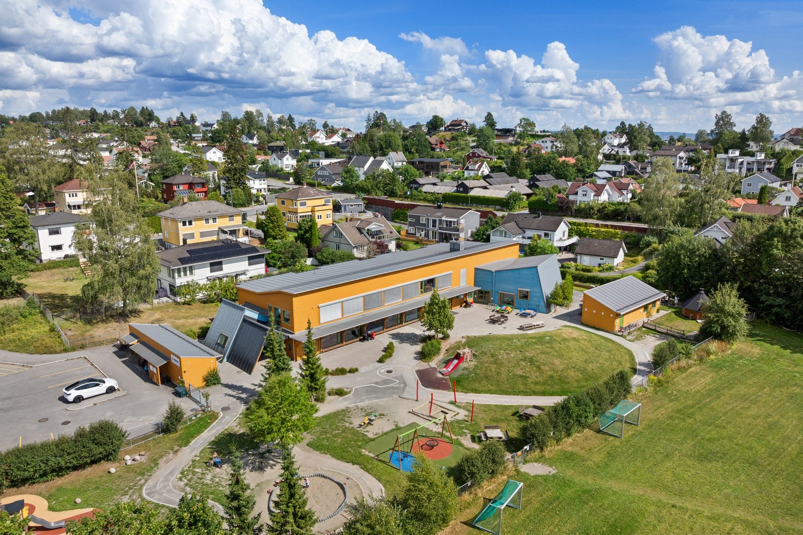 Skoler og barnehager ligger i kort ganganstand, inkludert Oslo International School og NTG. Galleribilde