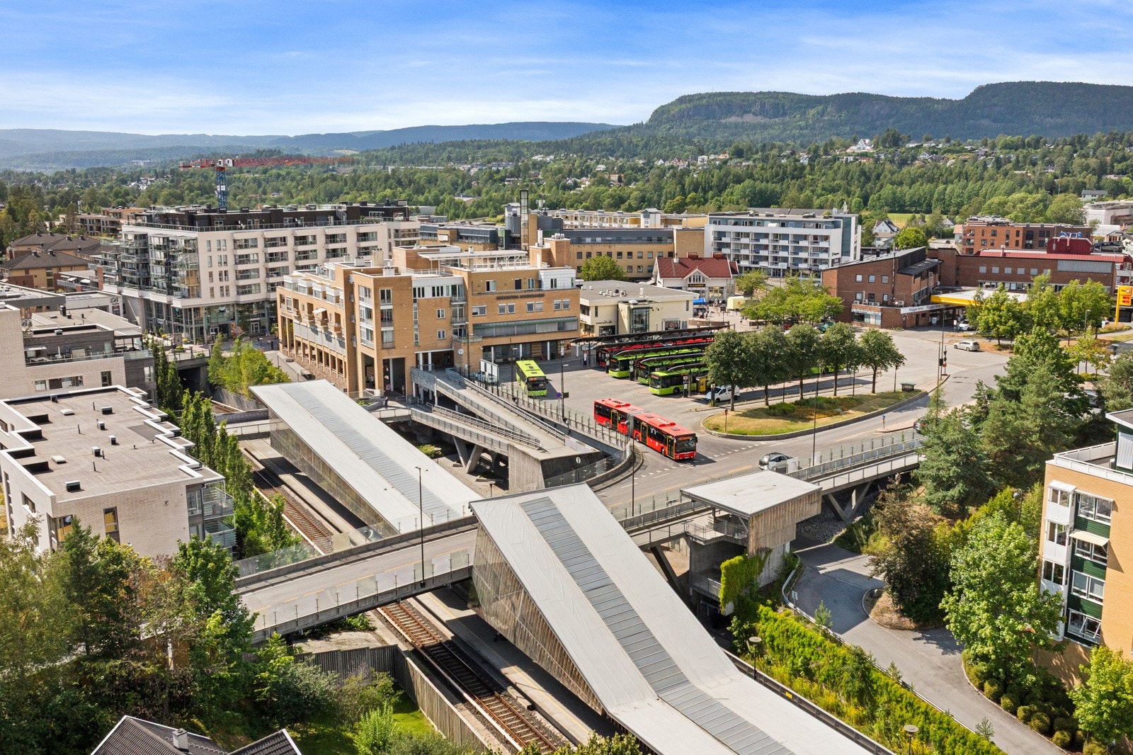 Fra boligen tar du deg raskt til Bekkestua kollektivterminal med T-bane og buss. Galleribilde