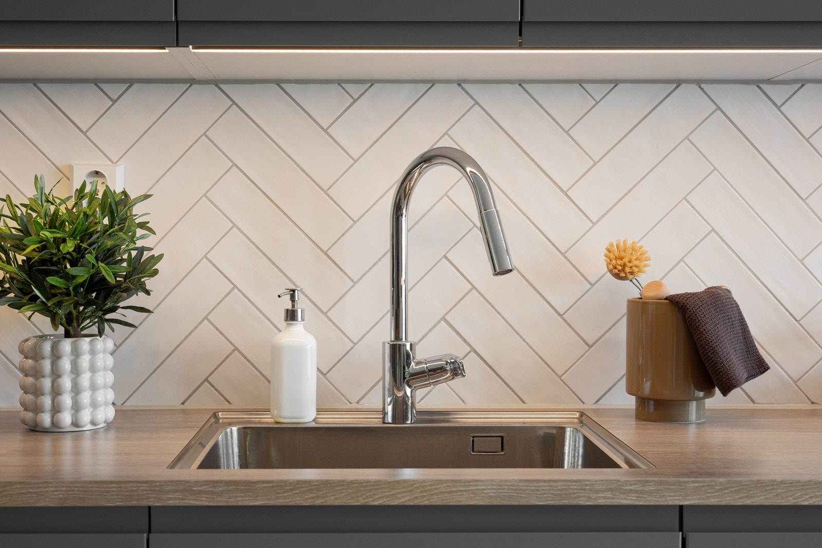 Lekker nedfelt oppvaskkum med uttrekkbar kran Galleribilde