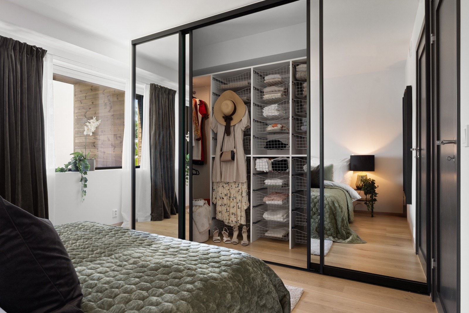 Svært gode oppbevaringsmuligheter i stor plasstilpasset walk-in skyvedørsgarderobe. Galleribilde