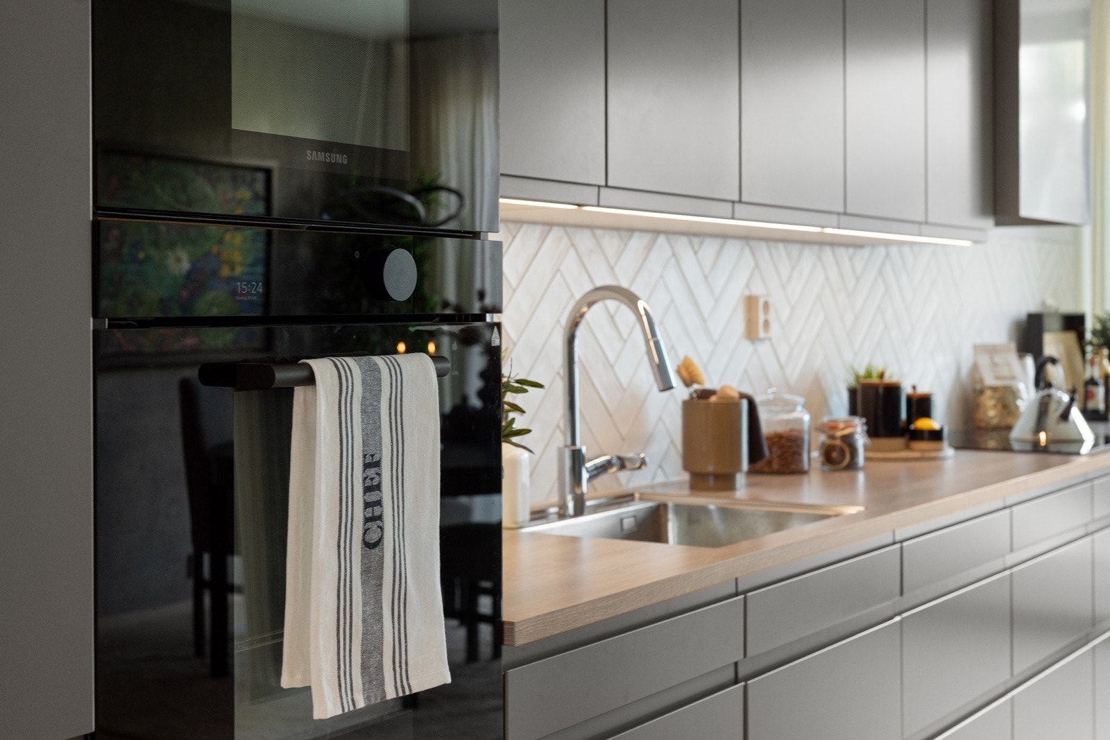 Det er montert komfyrvakt og aquastopp. Galleribilde