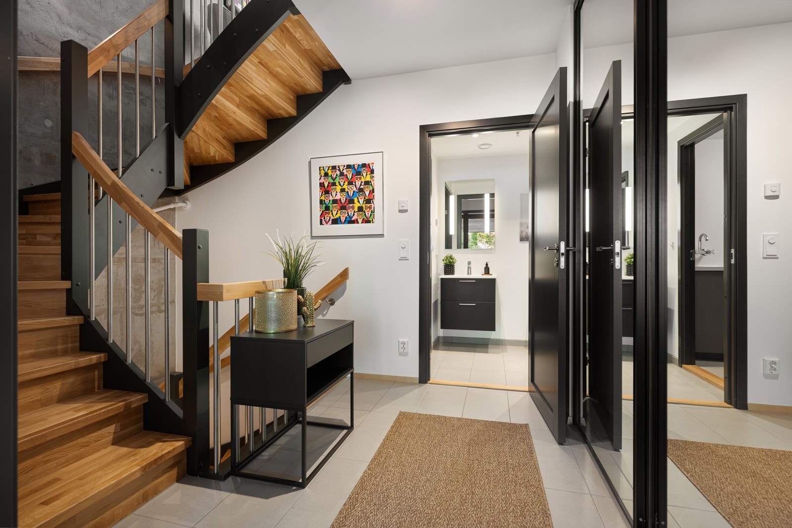 I inngangspartiet er det plasstilpasset skyvedørsgarderobe og flislagt gulv med varme. Galleribilde