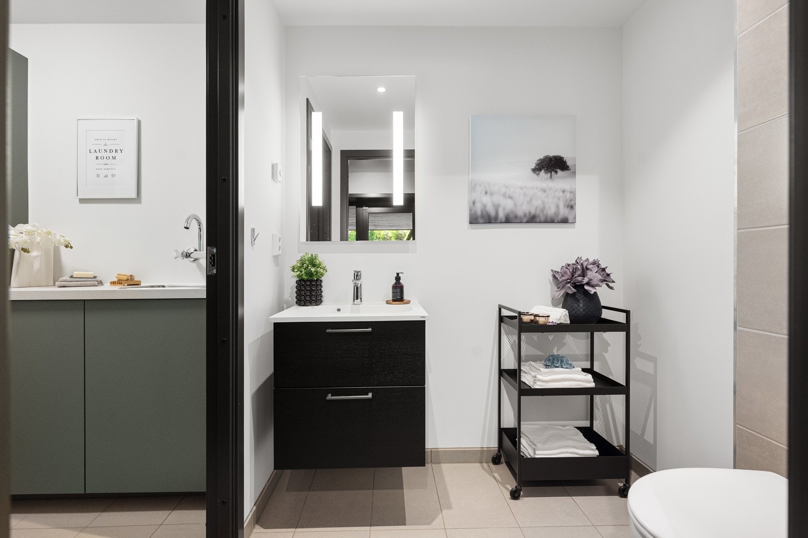 Praktisk gjestetoalett med tilstøtende vaskerom. Galleribilde