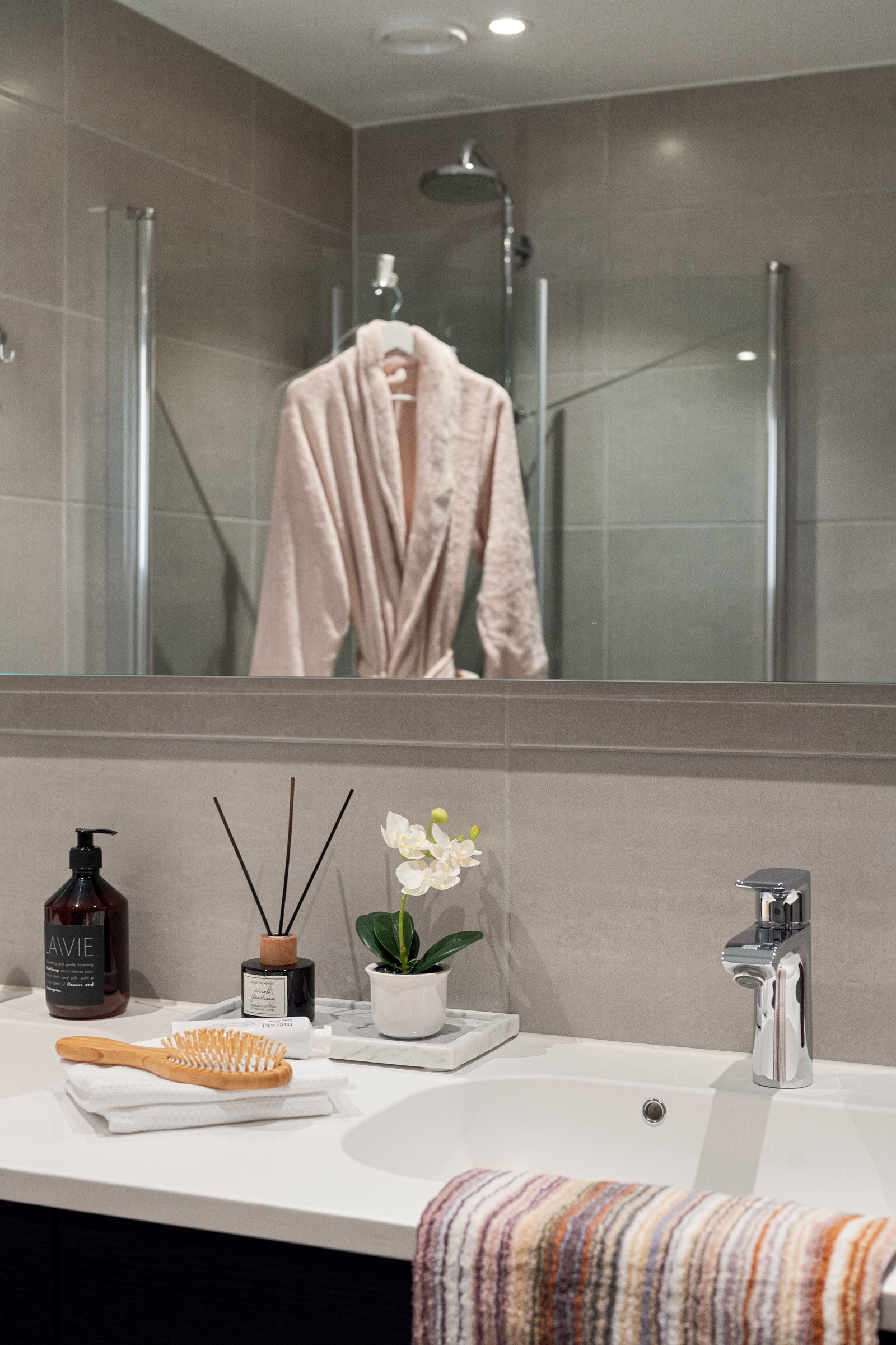 Lekker dobbelservant med innredning fra HTH. Galleribilde