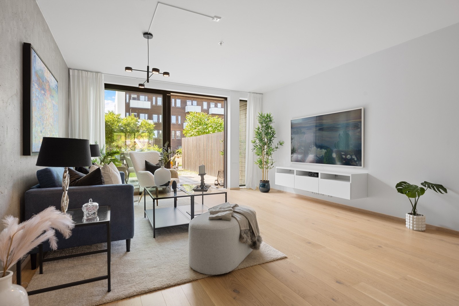 Store vindusflater fra to himmelretninger sikrer gode lysforhold. Galleribilde