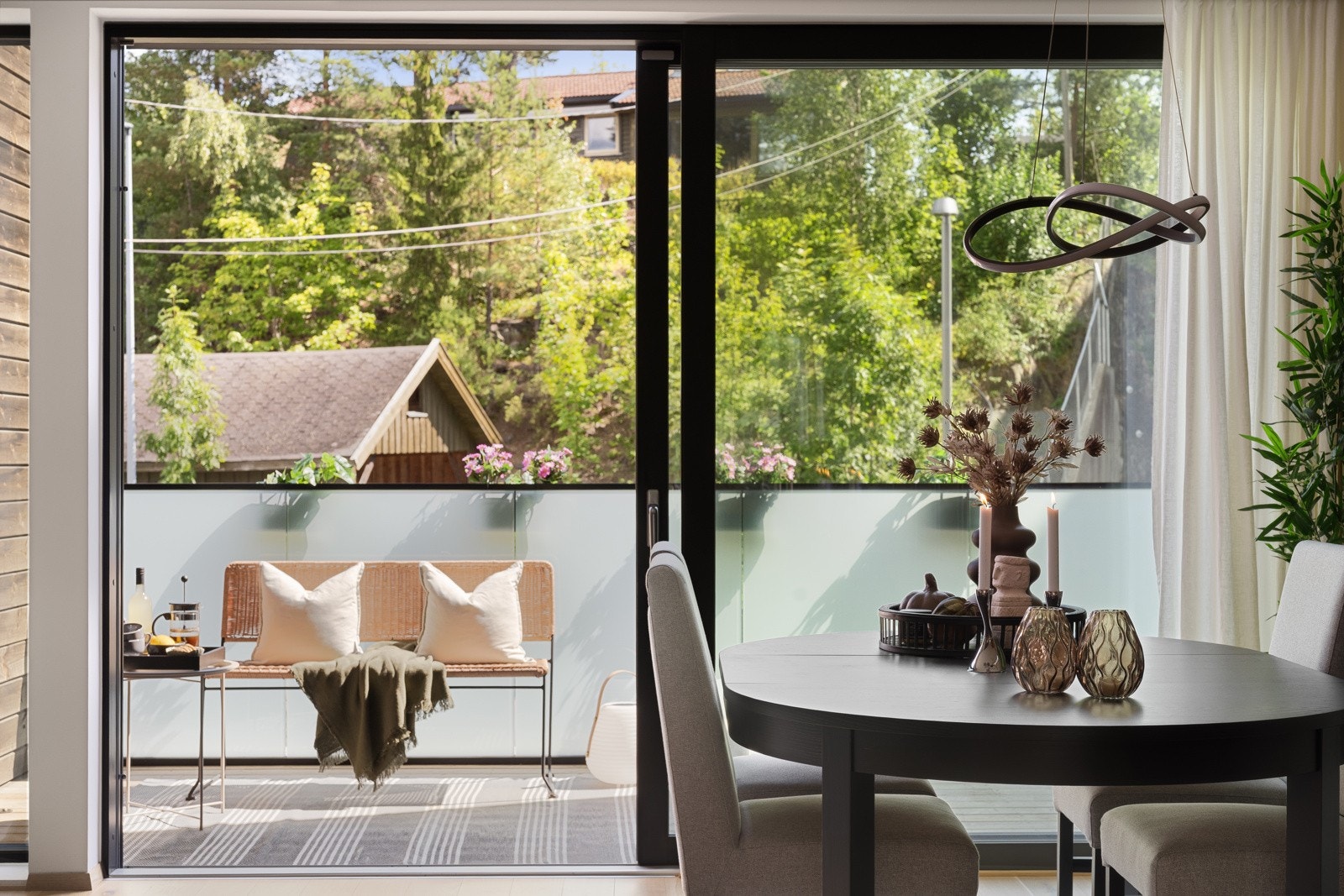 Fra kjøkkenet er det adkomst til en deilig balkong. Galleribilde