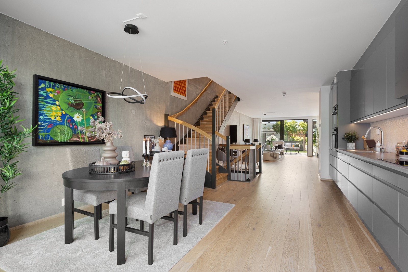 God plass til stor spisebordsgruppe. Galleribilde