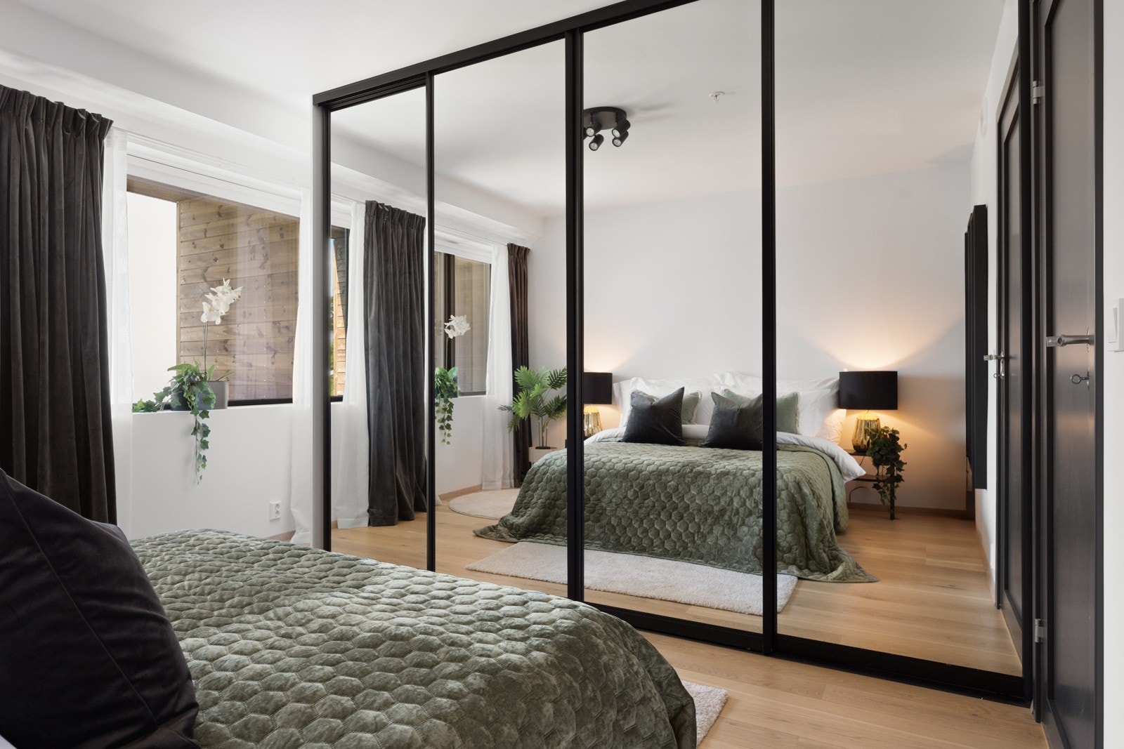 God plass til stor dobbeltseng og nattbord. Galleribilde