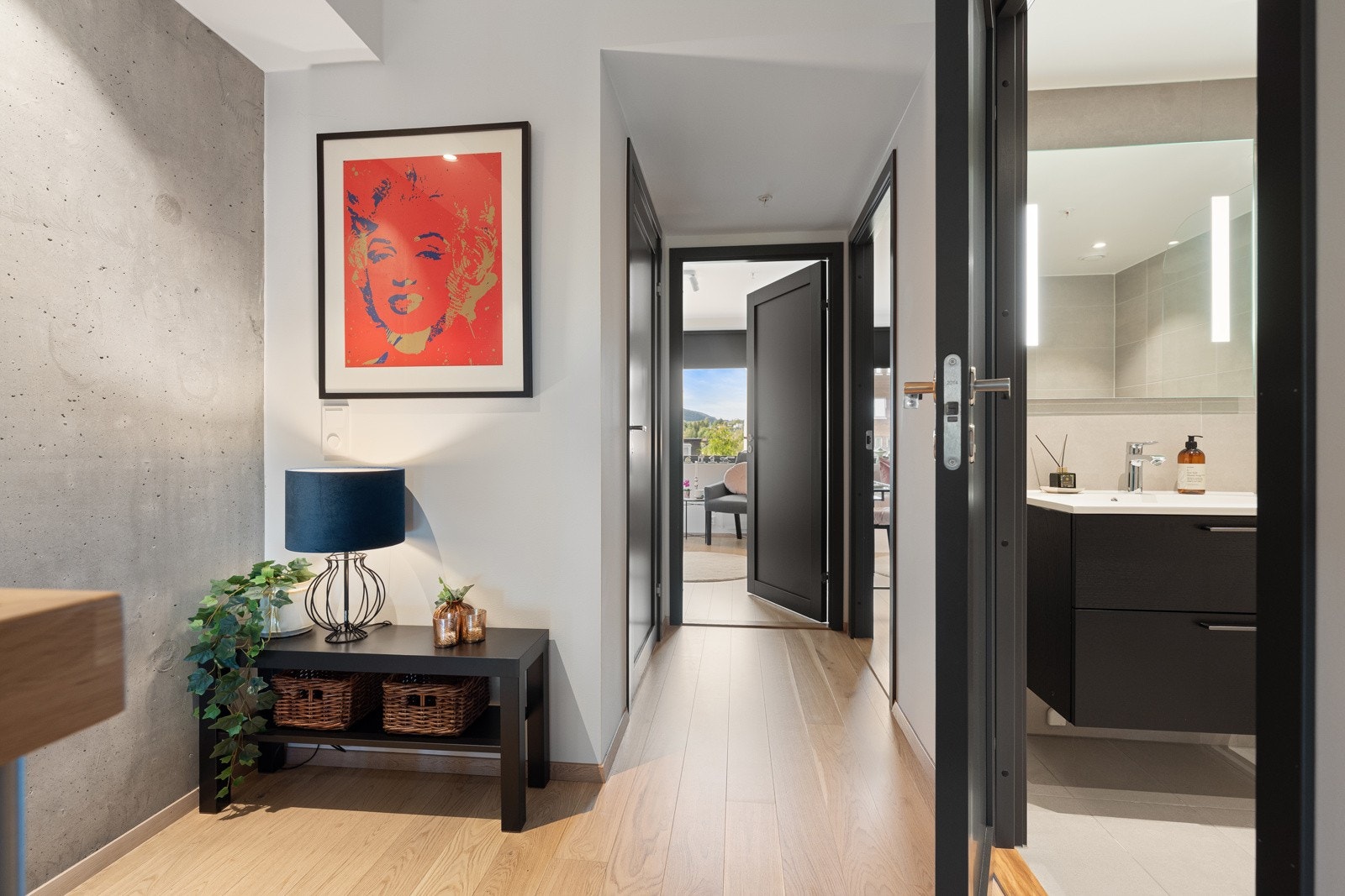 Boligens 3 soverom ligger i samme etasje - ideelt for barnefamilier. I øverste etasje er det også 2 baderom. Galleribilde