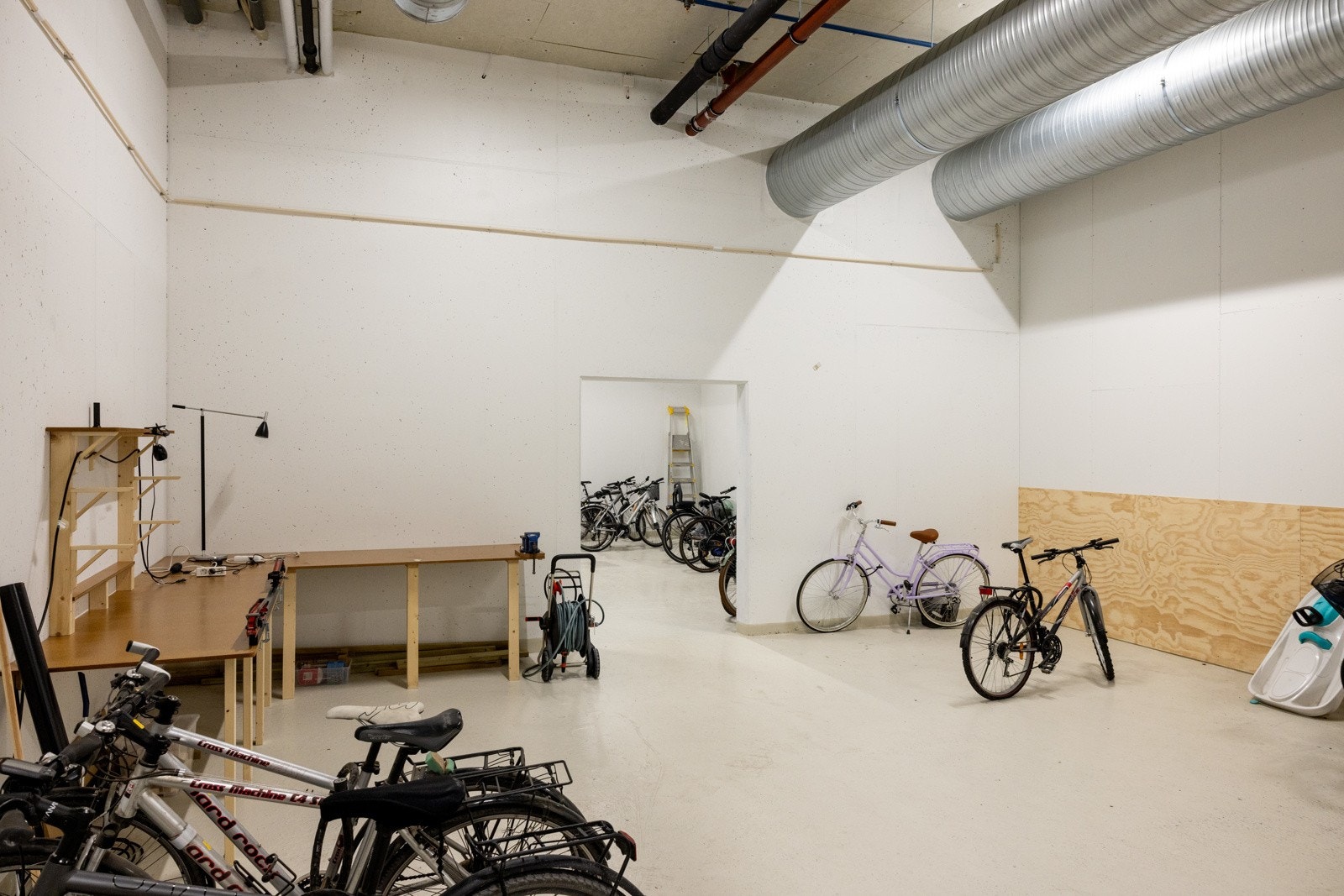 Stor, felles sykkel- og smørebod i sameiet. Galleribilde