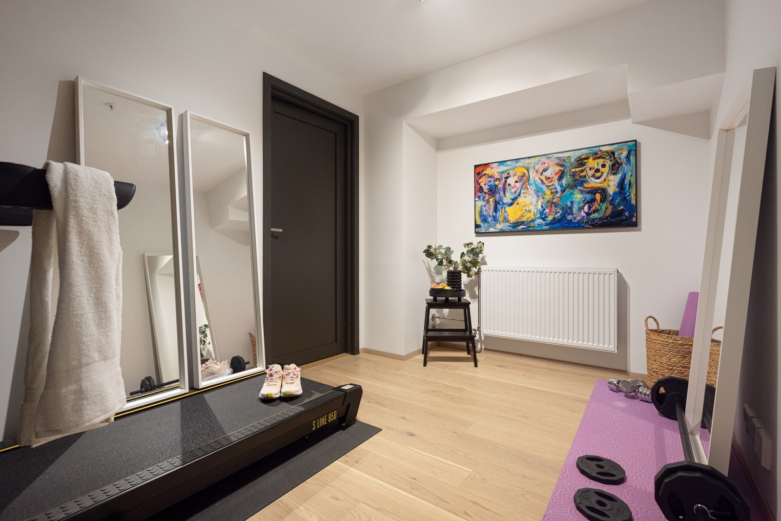 Kjelleretasjen har et praktisk allrom ideelt til f.eks. treningsrom og bod for oppbevaring. Galleribilde