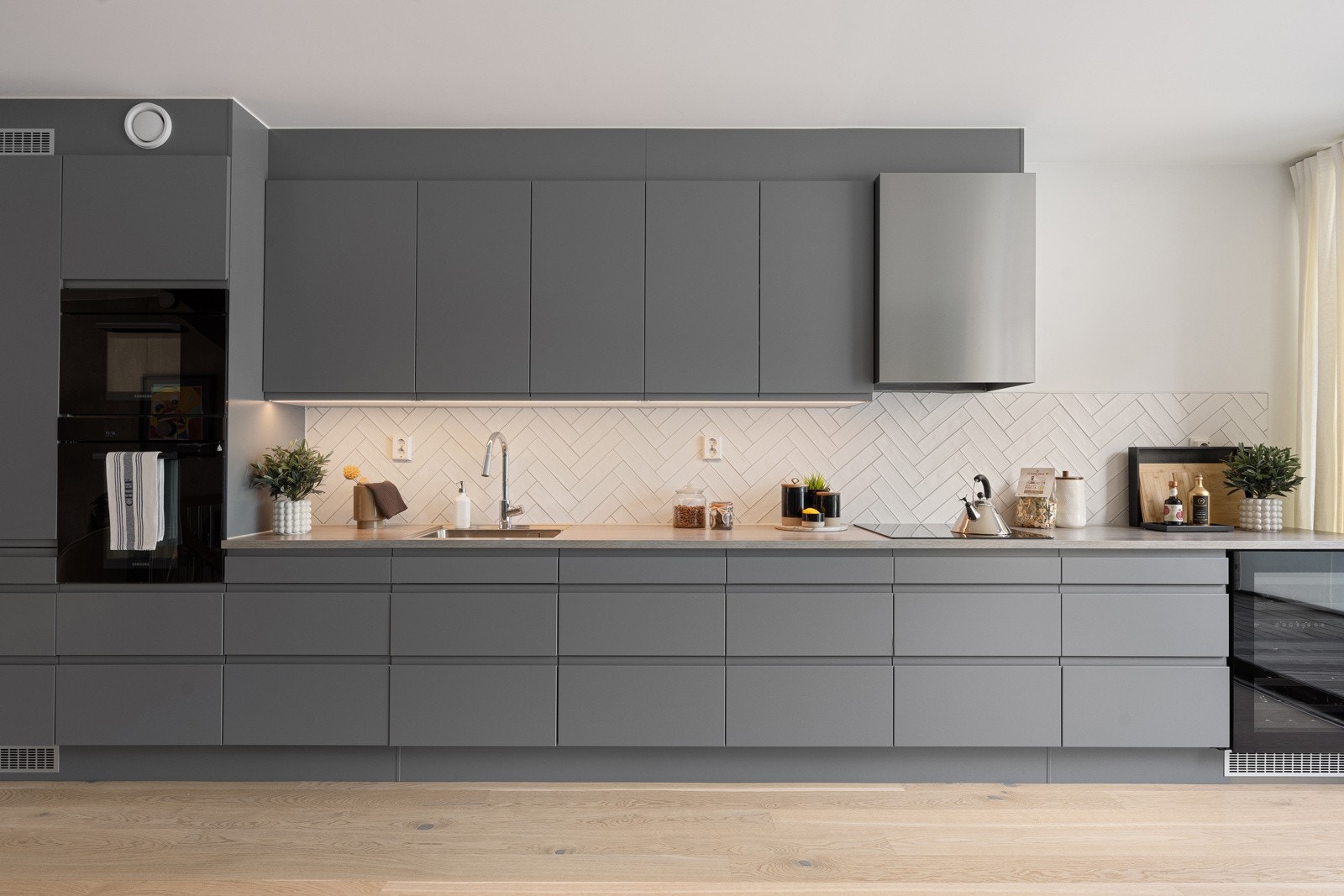 Rålekkert kjøkken fra HTH, med integrerte håndtak som gir en sømløs overgang. Galleribilde