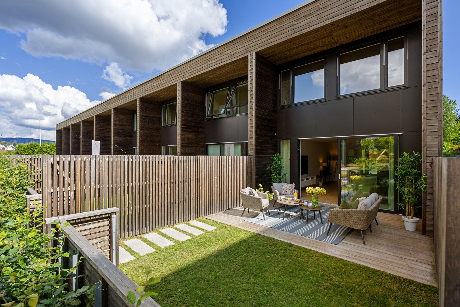 Nyere og lekkert townhouse over 4 plan med flere uteplasser og inngjerdet hage! Galleribilde