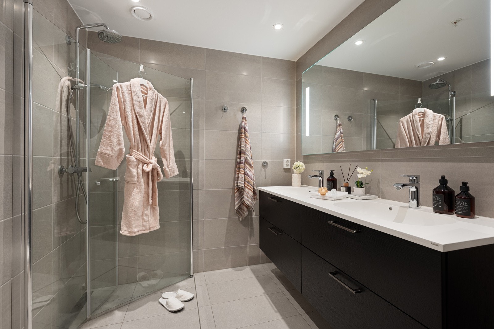 Bad 2: Stort flislagt bad med dobbeltservant fra HTH og regnfallsdusj. Galleribilde