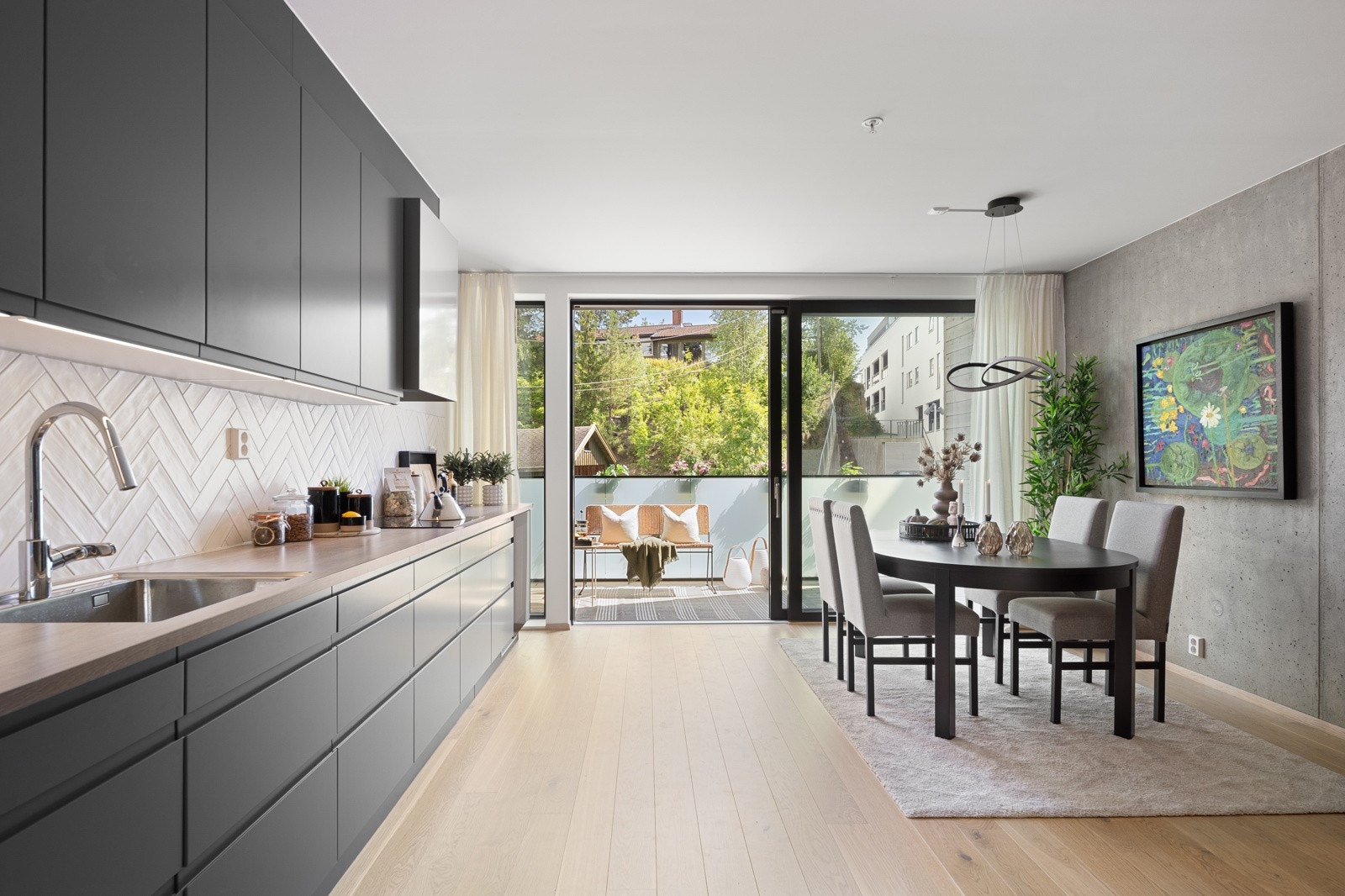 Rålekkert kjøkken fra HTH, med integrerte håndtak som gir en sømløs overgang. Galleribilde