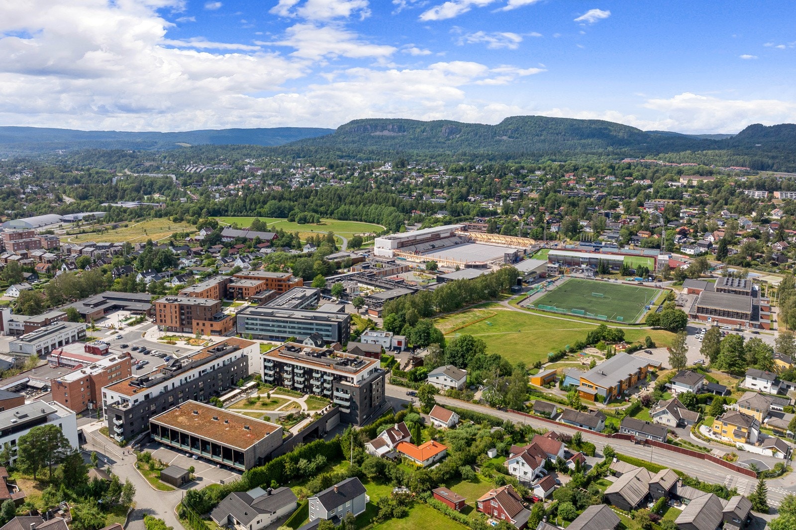 Nadderud idrettspark, Nadderudhallen og Gjønnesparken ligger kun ett steinkast fra boligen. Galleribilde