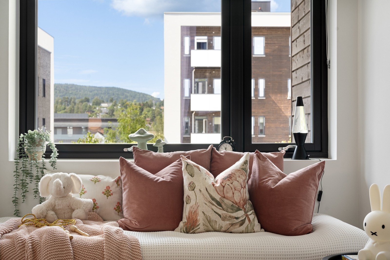 Store vinduer sørger for godt lysinnslipp. Galleribilde