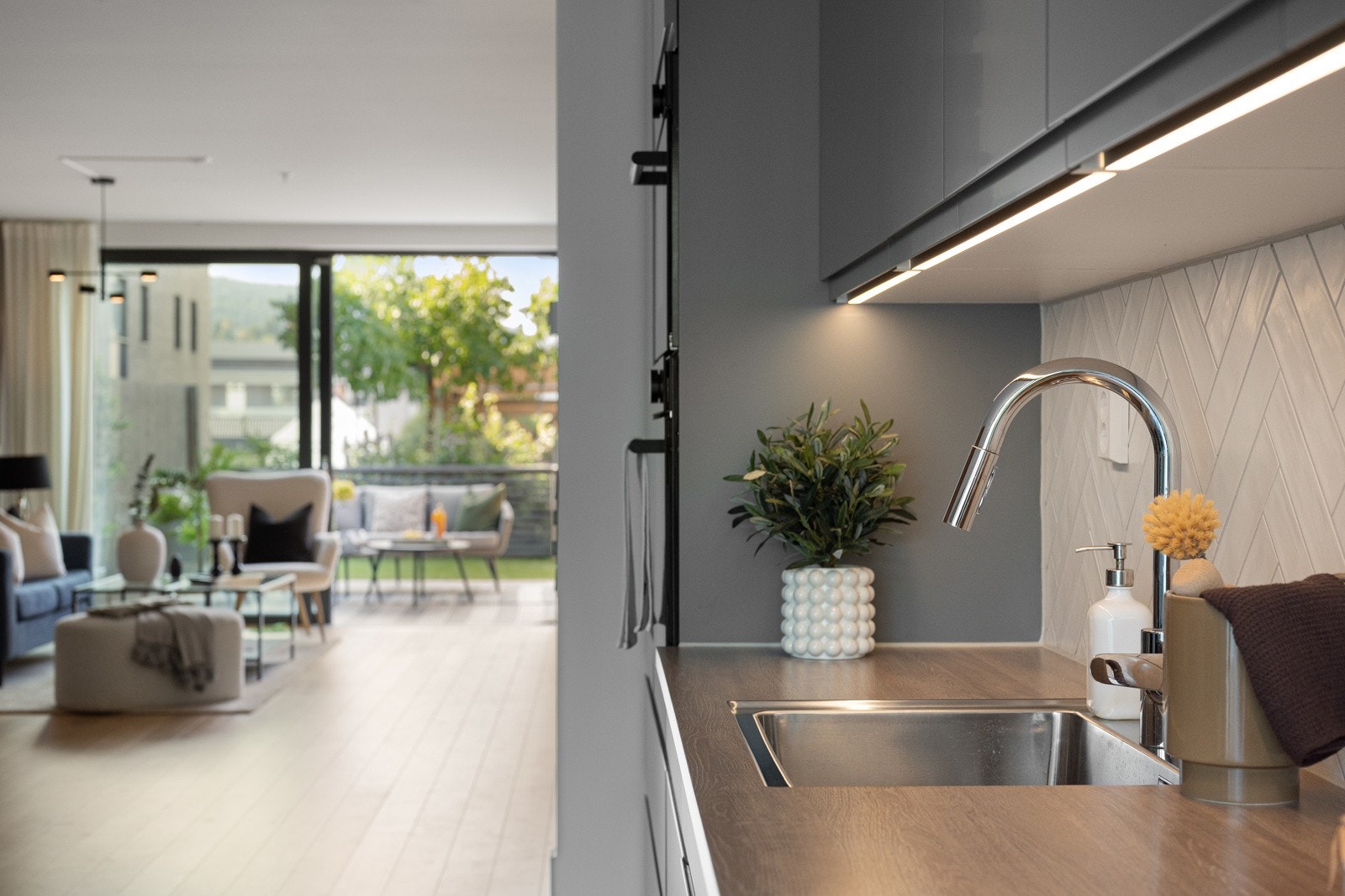 Det er uteplasser på begge sider av hovedetasjen. Galleribilde