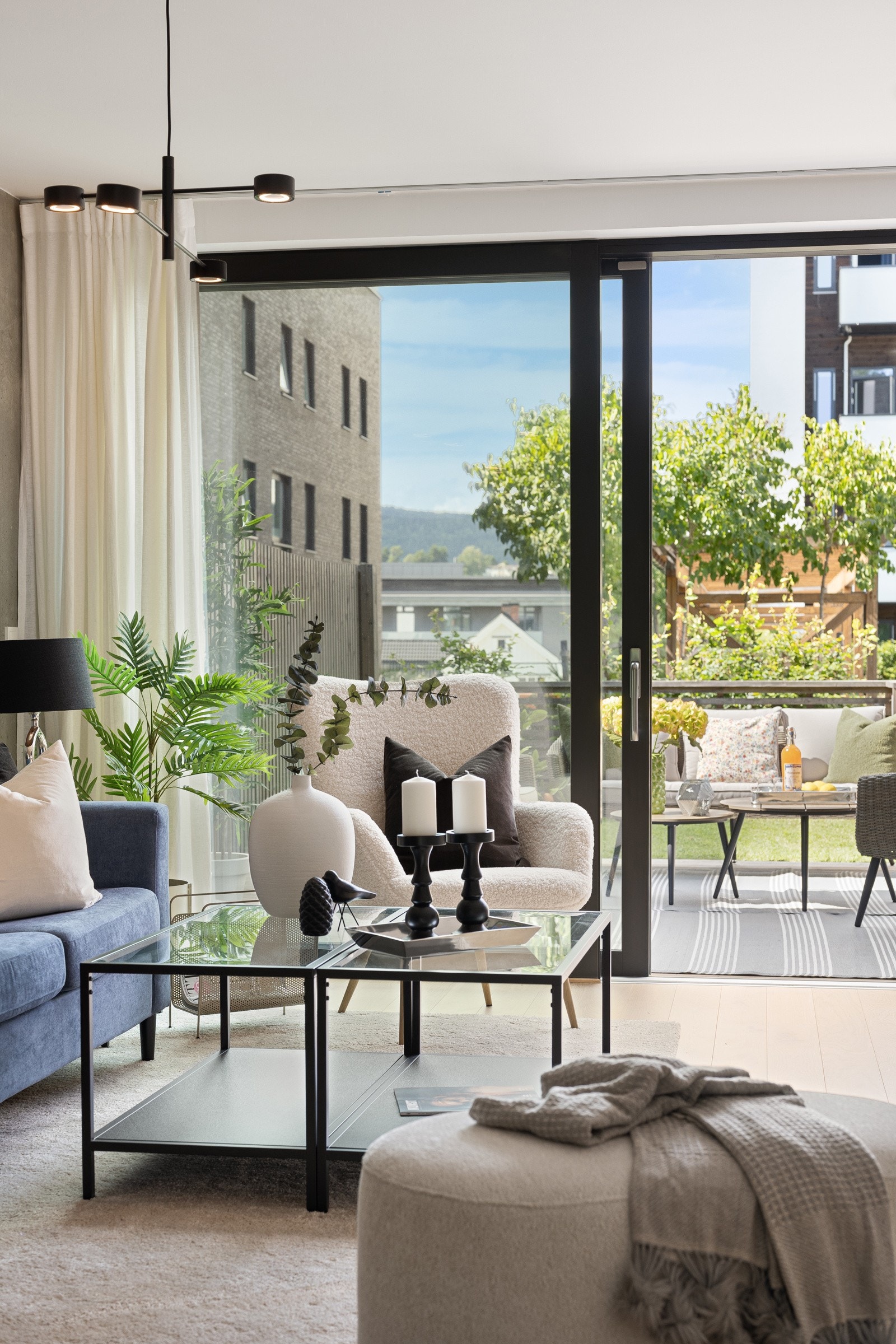 Lys og delikat stue med svært gode lysforhold fra store vindusflater. Galleribilde