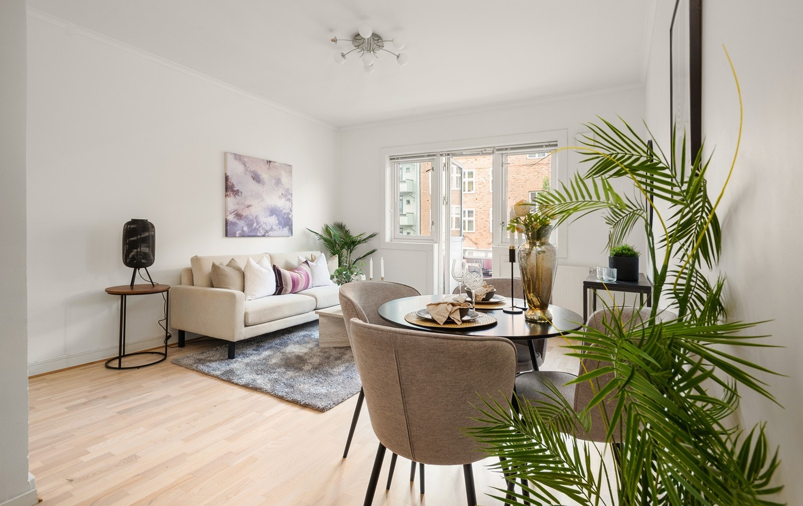 Store vindusflater sørger for godt med lysinnslipp og det er parkett på gulv Galleribilde