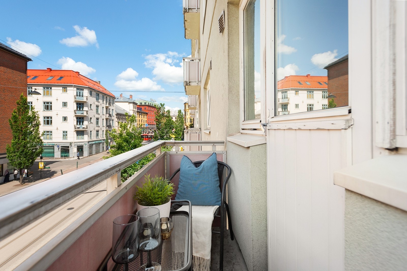 På balkongen er det god plass til utemøbler og planter Galleribilde