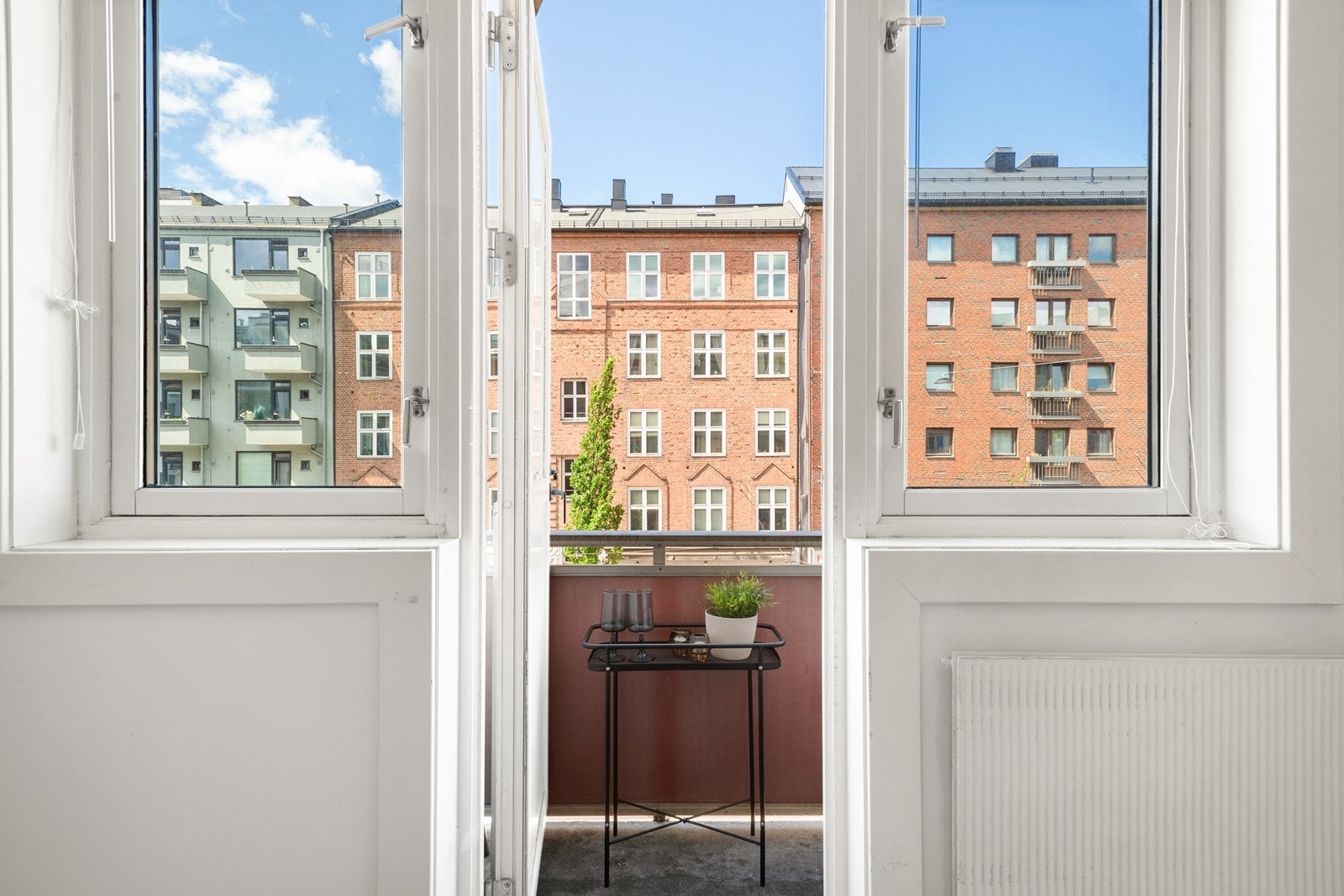 Fra stuen har du utgang til en 2 m² balkong. Fyring, varmtvann og fibernett er inkludert i felleskostnadene Galleribilde