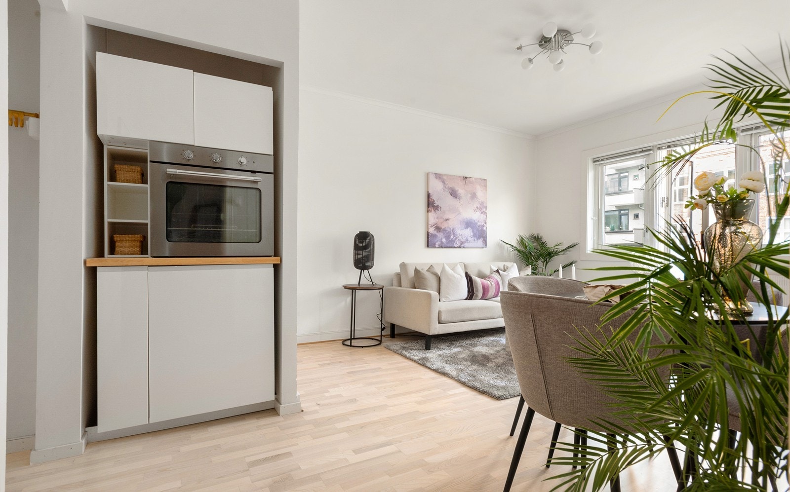 Det er integrert oppvaskmaskin, stekeovn og kjøl/fryseskap Galleribilde