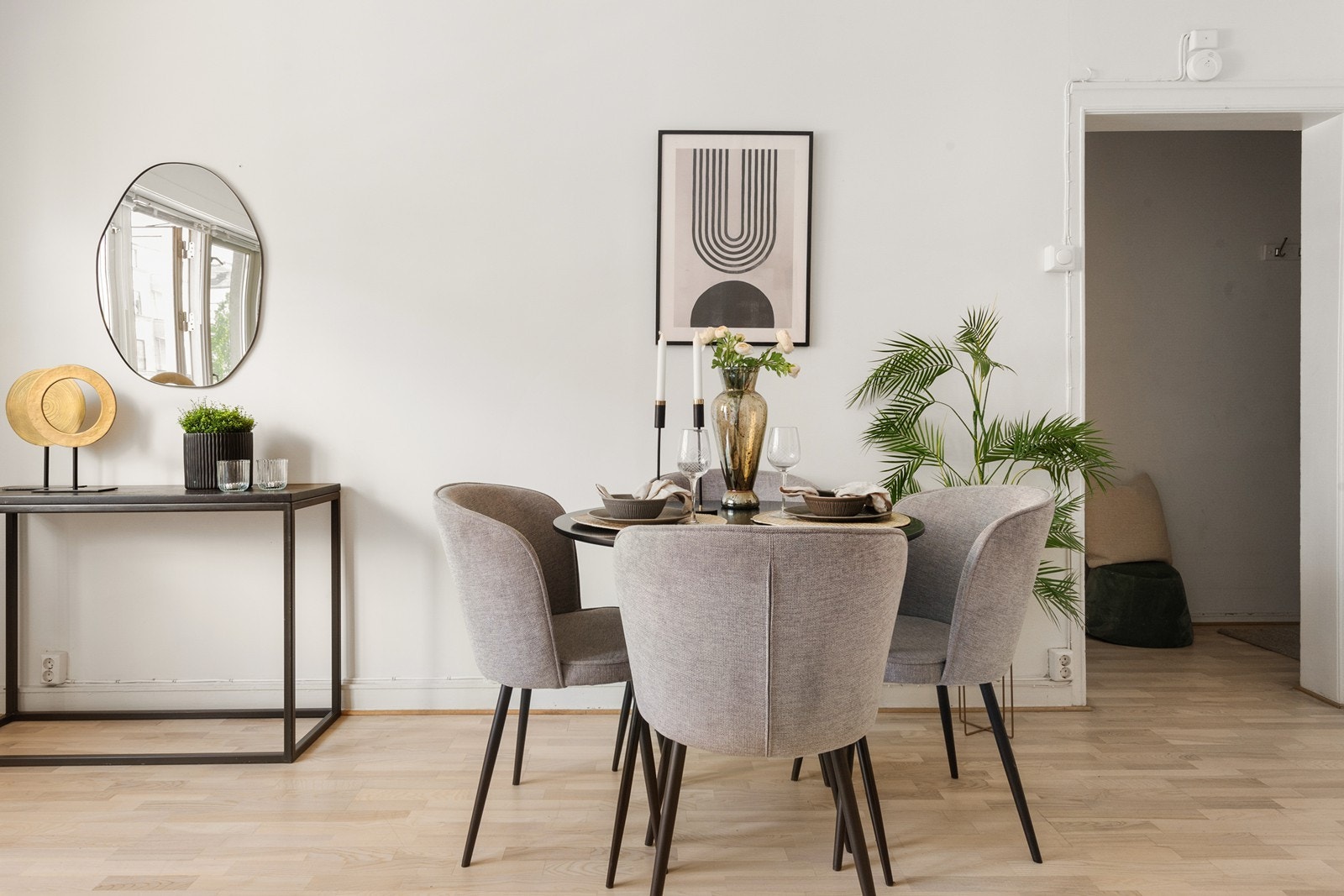 Med den åpne romløsningen kan man møblere med stort spisebord Galleribilde