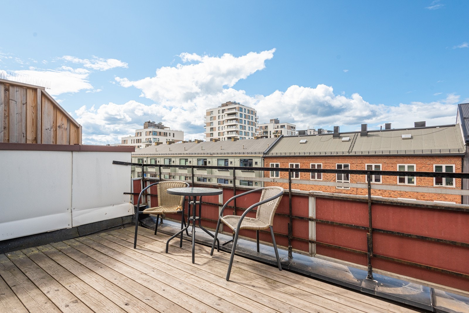 Felles takterrasse med gode solforhold og luftig utsikt over nærområdet Galleribilde