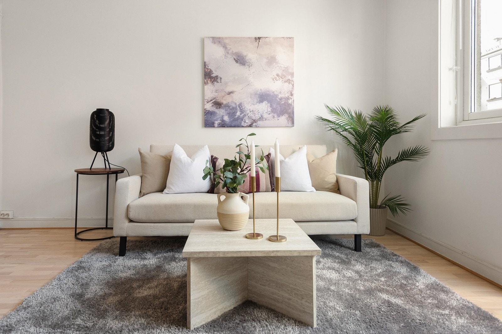 Hyggelig sofakrok med god plass til sofa, sengeløsning, stuebord og annet tilhørende møblement Galleribilde