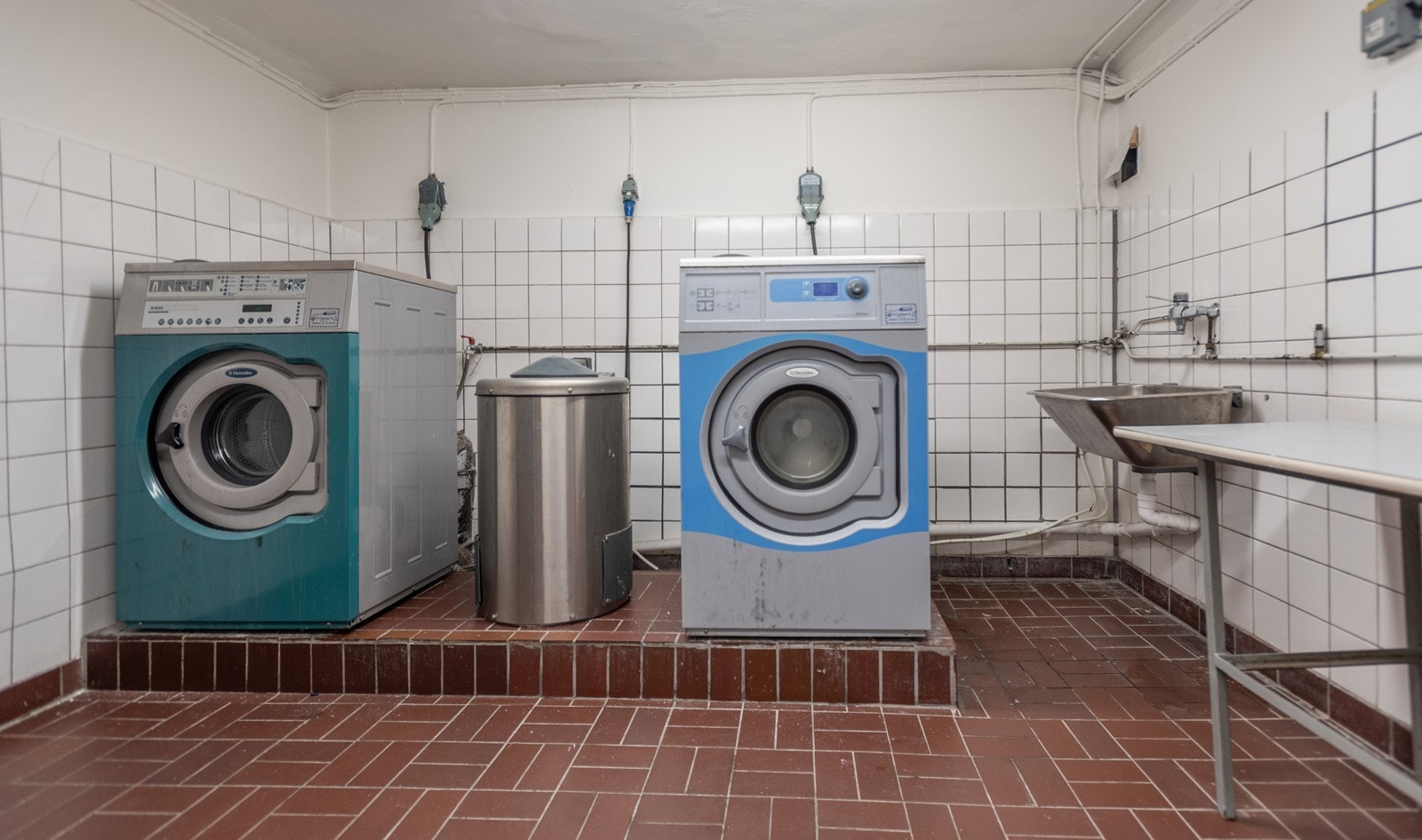 Moderne vaskerom i kjelleren Galleribilde