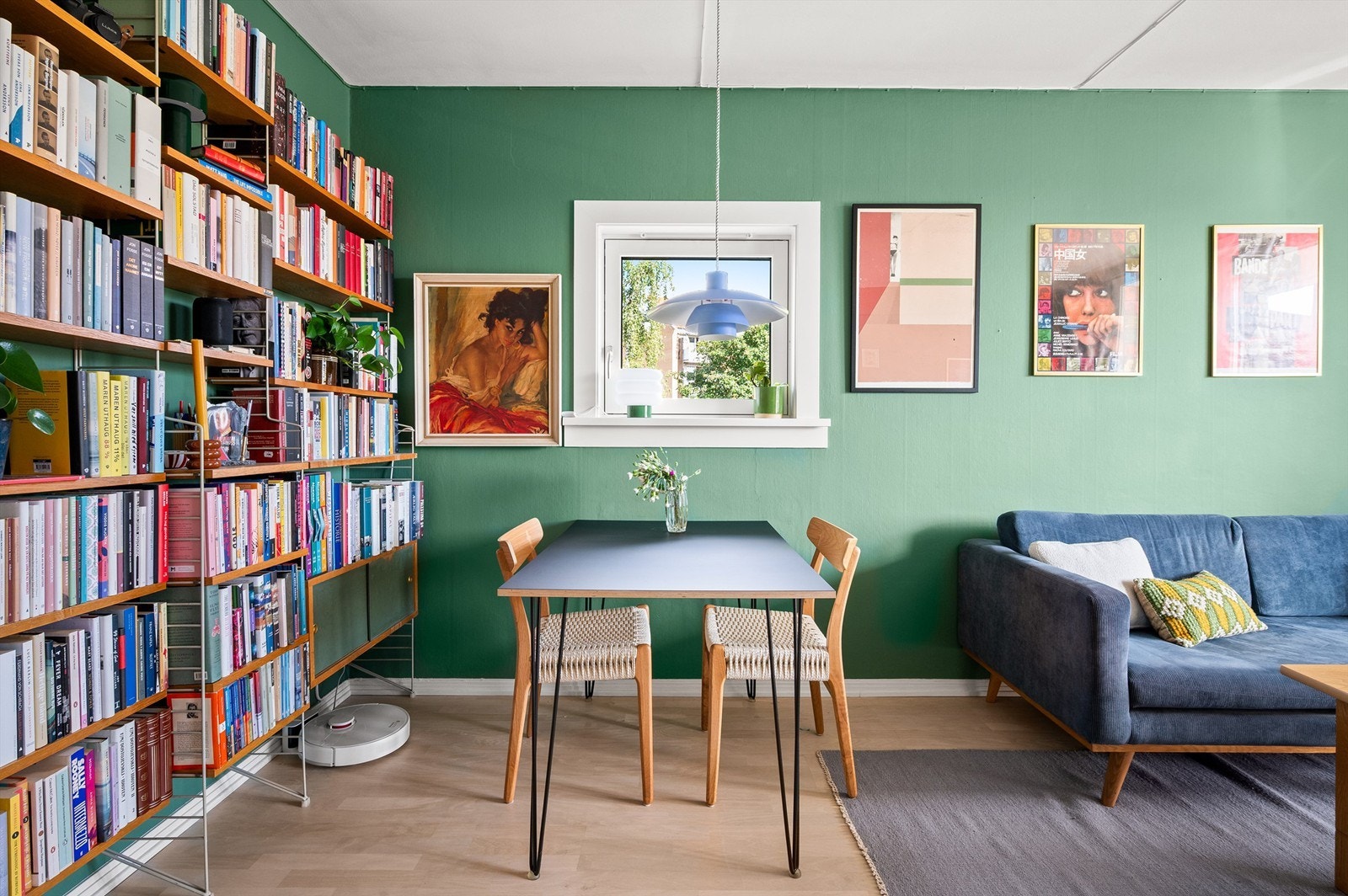 Her er det rikelig plass til både sofagruppe og spisebord Galleribilde