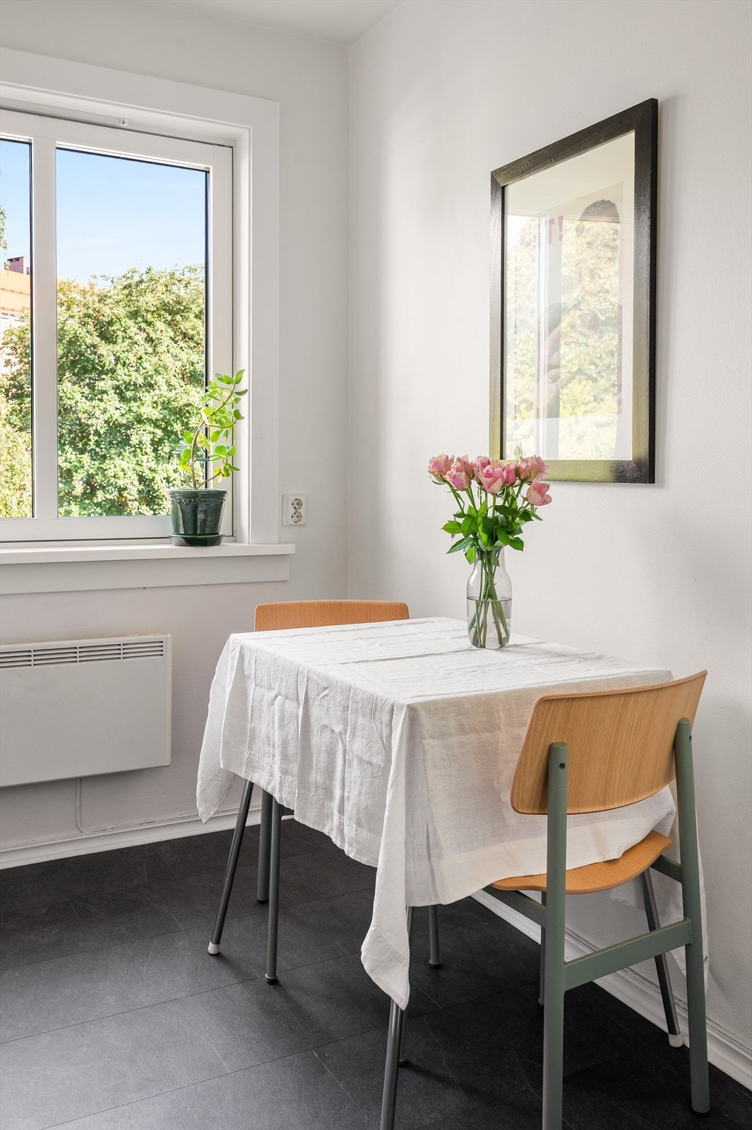 Hyggelig liten spiseplass hvor man kan nyte morgenkaffen Galleribilde