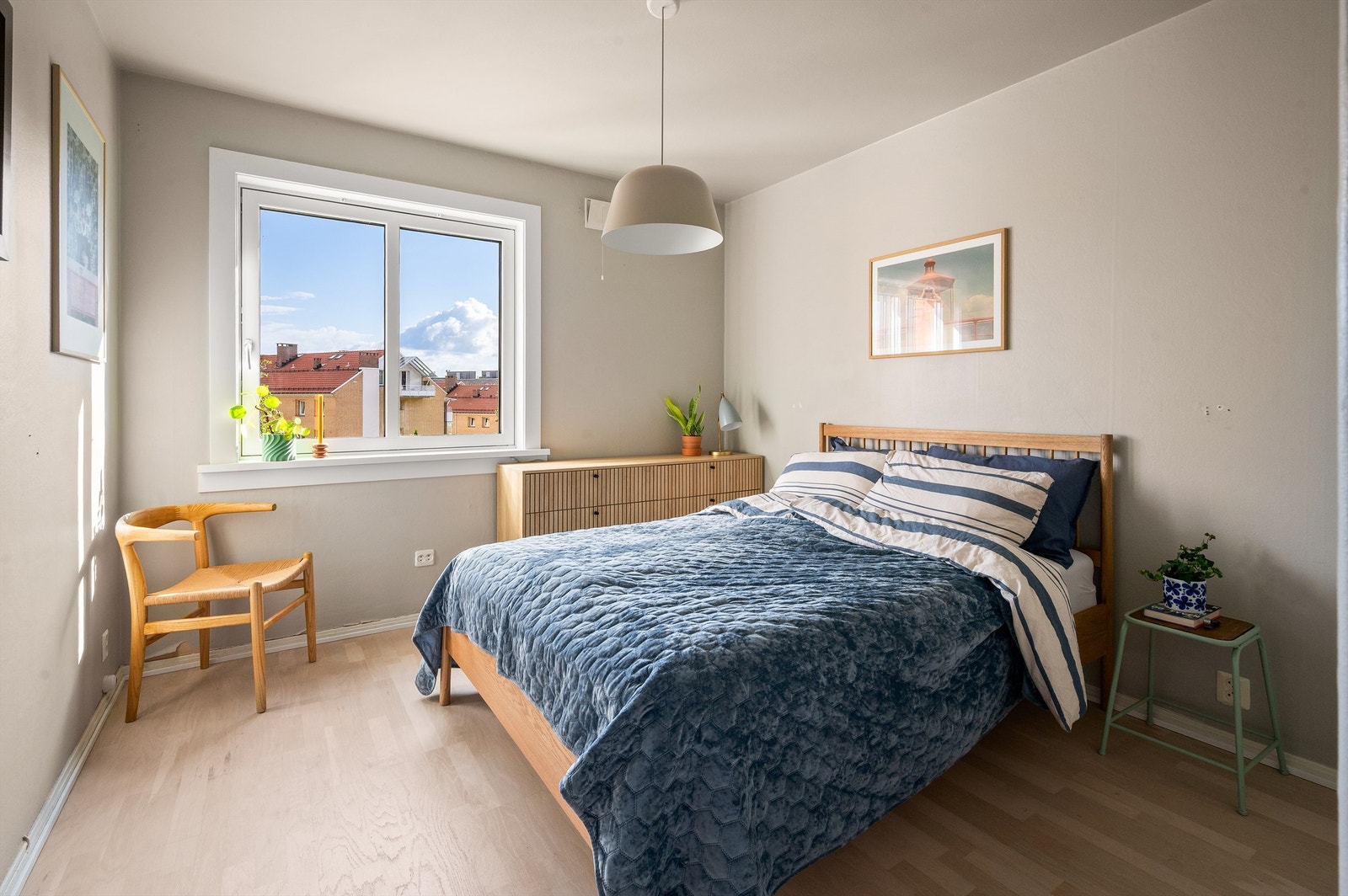 Soverommet er av meget god størrelse og har plass til dobbeltseng, nattbord og eventuelt en liten arbeidsplass Galleribilde