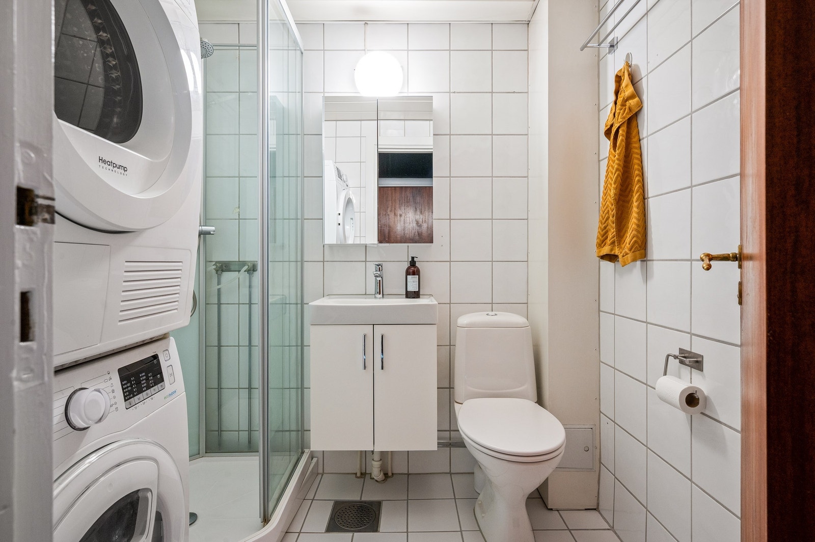 Badet ble pusset opp rundt 2000 i regi av borettslaget og er helfliset med varmekabler i gulv. Opplegg for vaskemaskin og tørketrommel Galleribilde