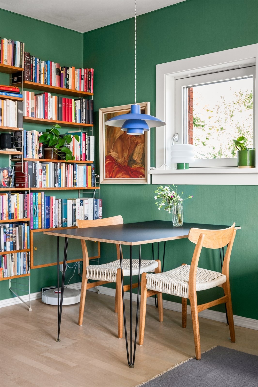 Veggene er malt en dyp grønnfarge som tilfører karakter og skaper en fin kontrast mot det lyse parkettgulvet. Grønt er skjønt! Galleribilde
