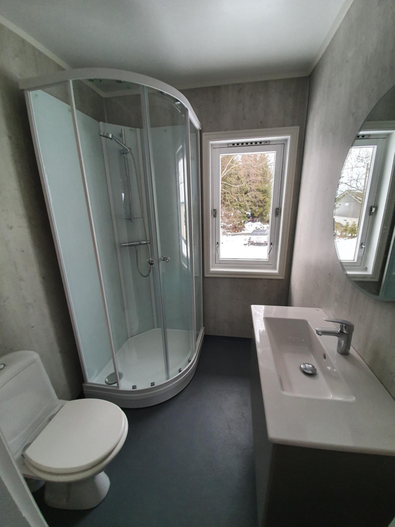 Badet ble oppusset i 2020. Vinylbelegg på gulv og baderomspanel på vegger. Galleribilde