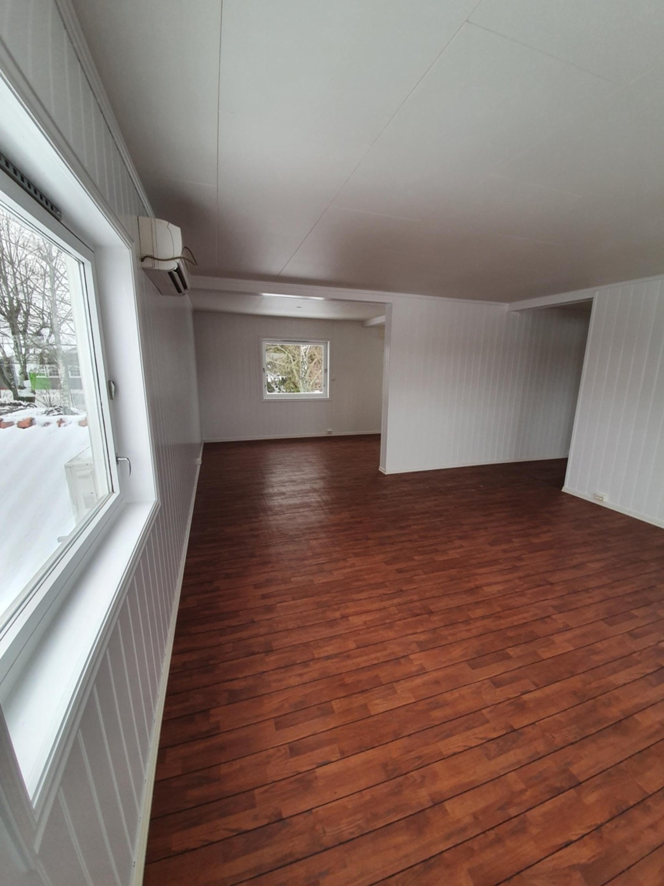 Innvendige bilder er av leiligheten i 2. etasje. Det foreligger ikke bilder av 1. etasje grunnet leieforholdet. Galleribilde