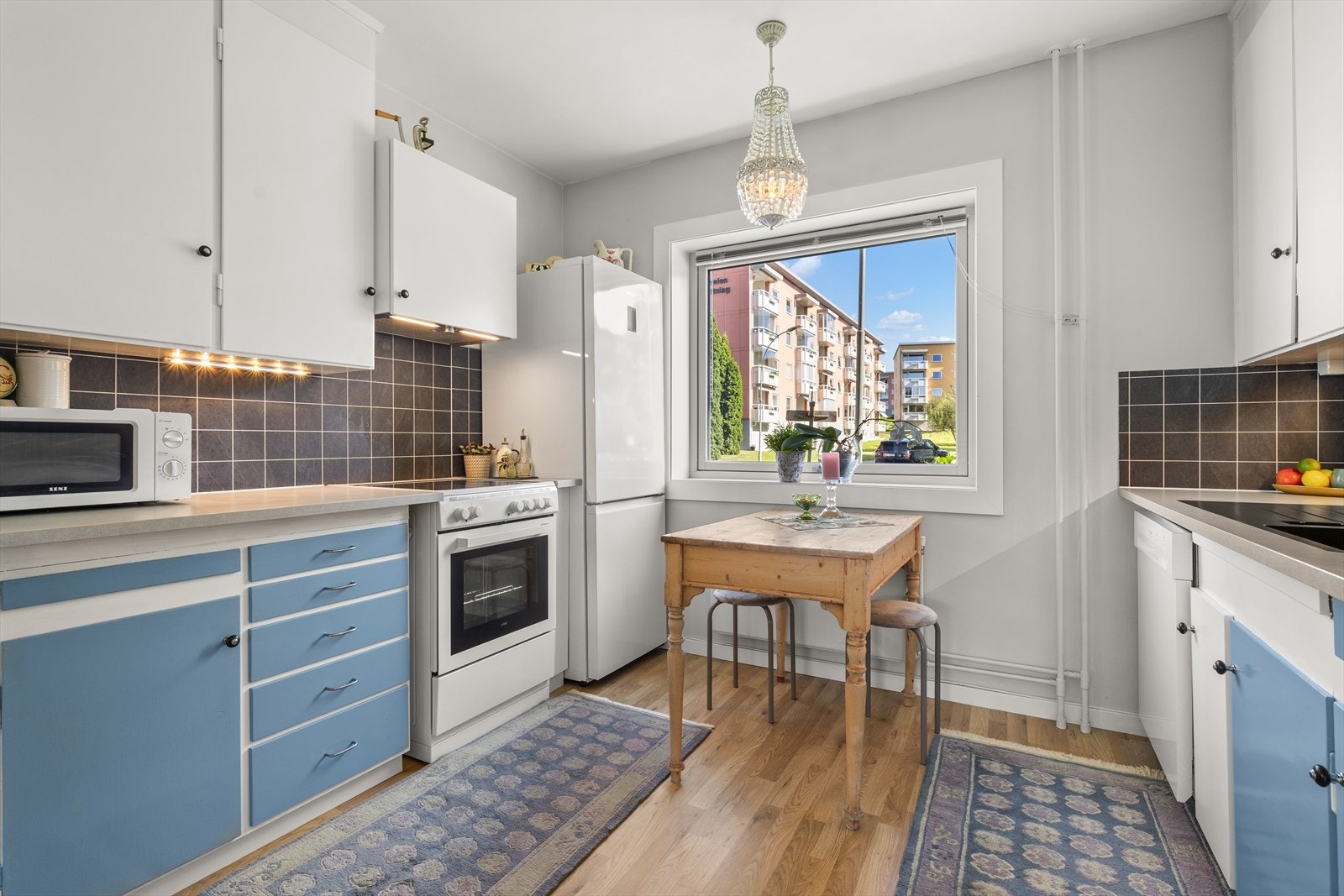 Kjøkken fra byggeår med ny benkeplate og blandebatteri fra 2019 Galleribilde