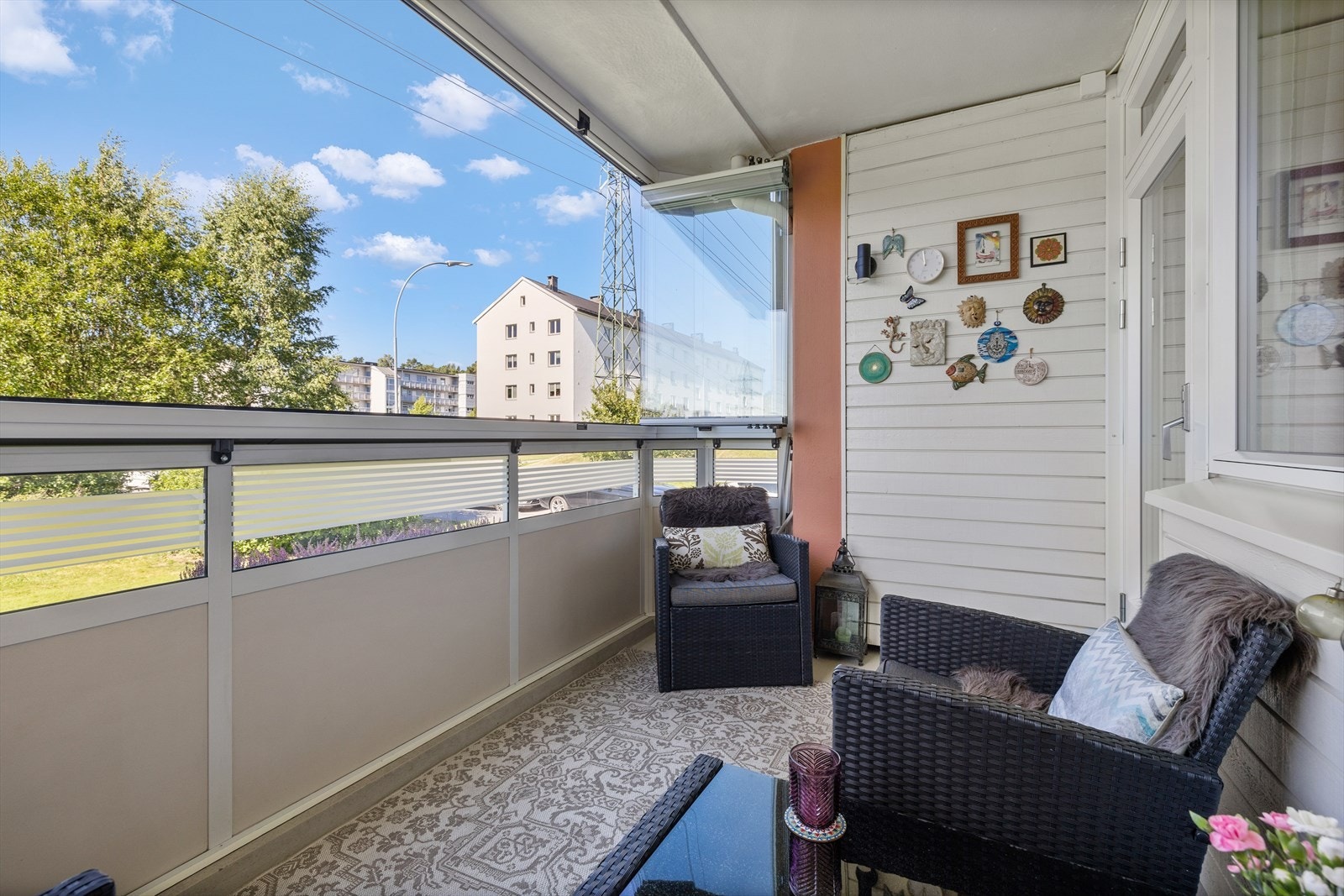 Her får kjøper gleden av en solrik syd-vestvendt balkong med plass til sittegruppe, grill m.m. Galleribilde