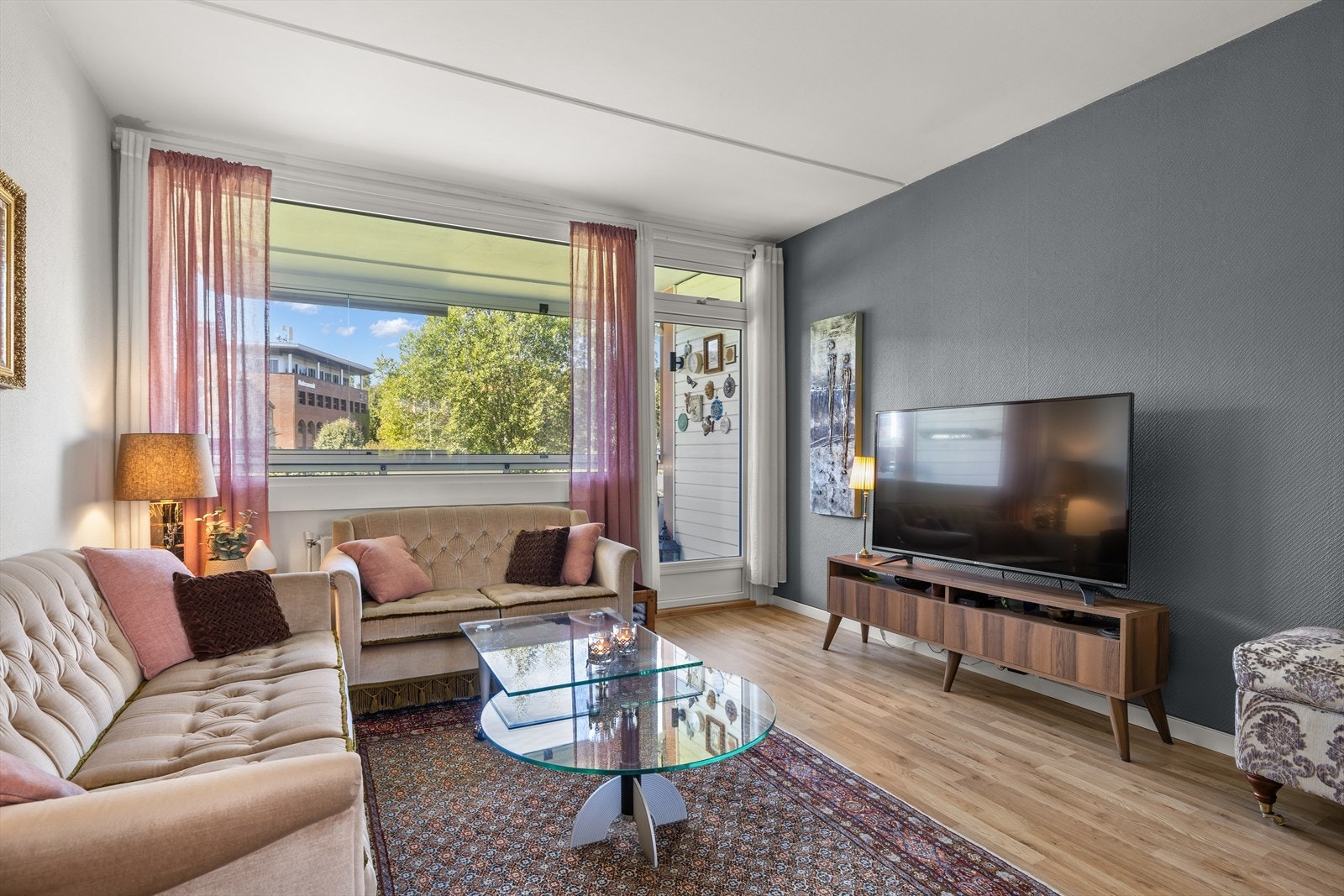 Stue med god plass til sofagruppe og tv-seksjon Galleribilde