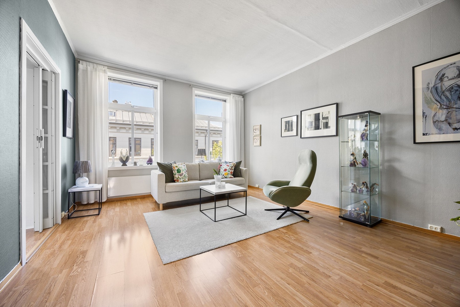 Store vindusflater sørger for rikelig med naturlig lysinnslipp. Galleribilde