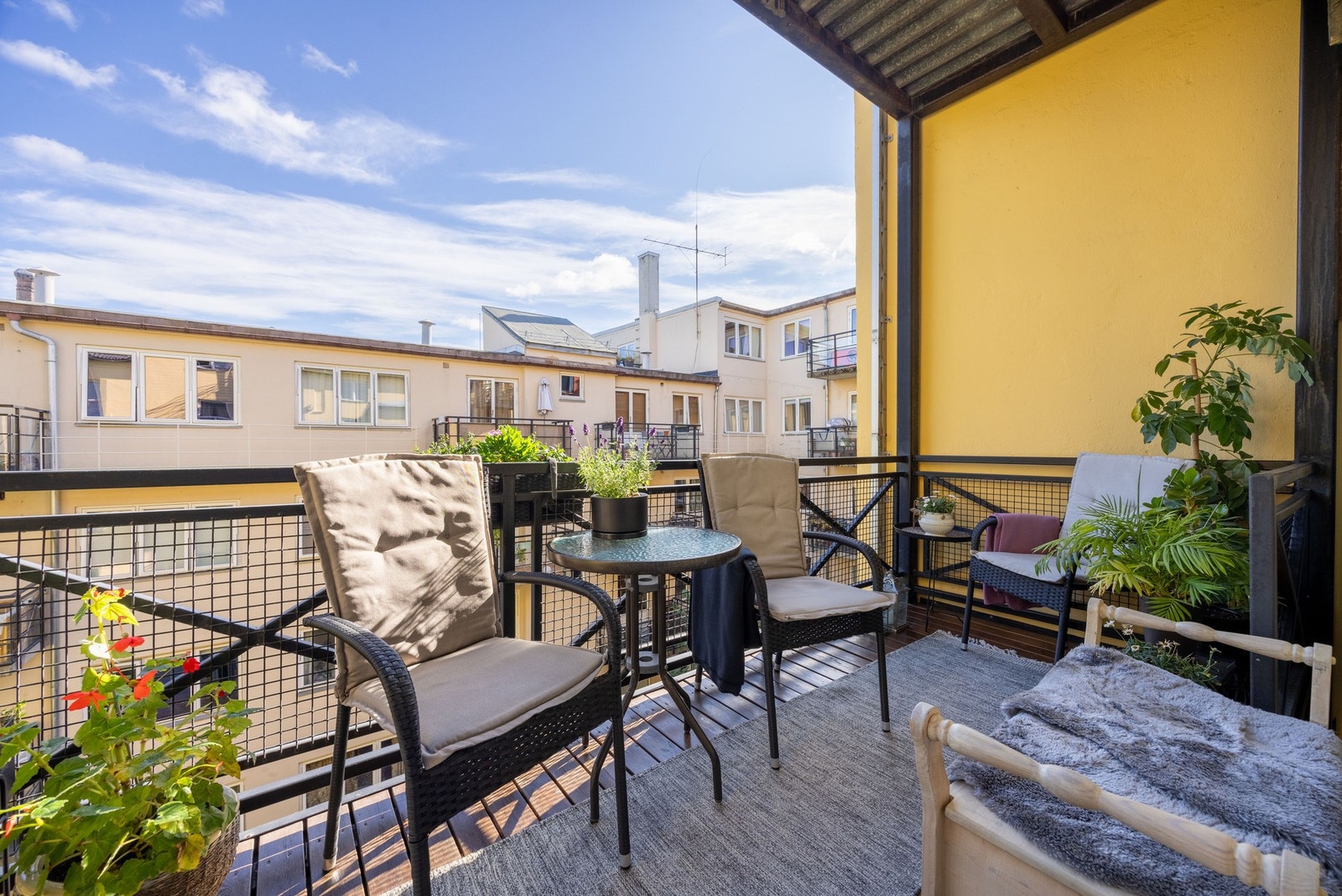 Romslig balkong mot bakgård. Galleribilde