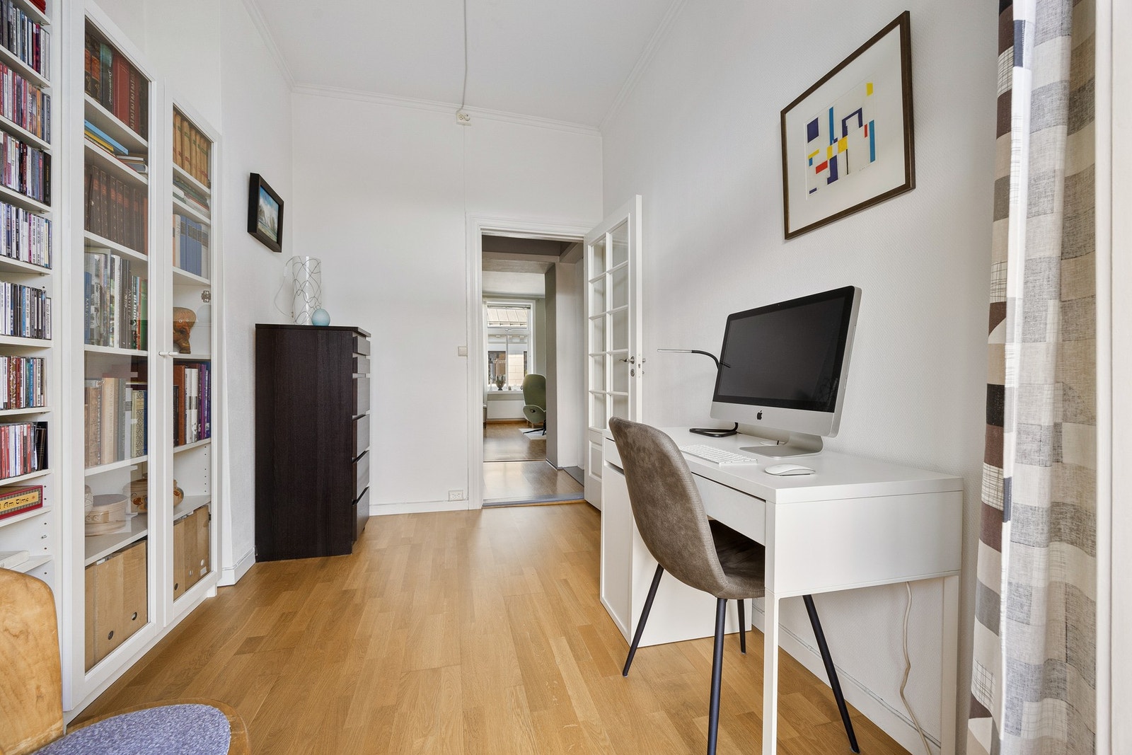 Leiligheten disponerer loftsbod og kjellerbod med gulvareal på 14 m². I tillegg har de en felles bod med naboen på 1,5 m². Galleribilde