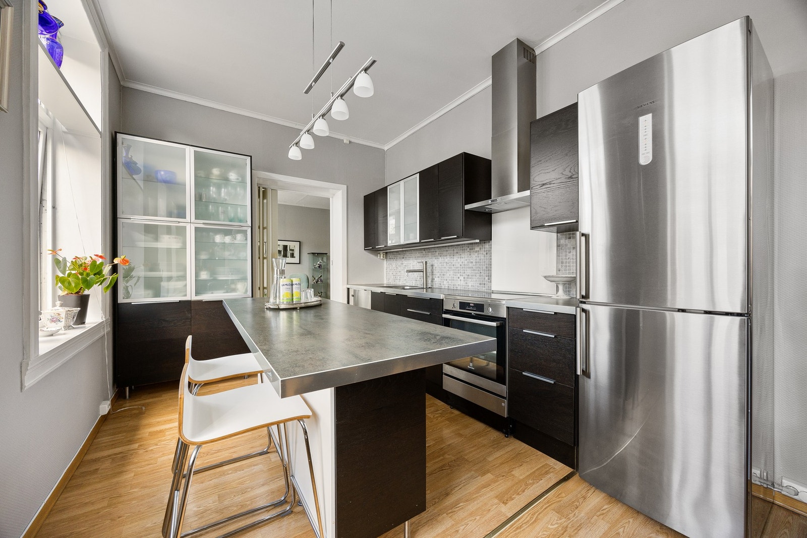 Rikelig med benke- og skapplass på kjøkkenet. Galleribilde