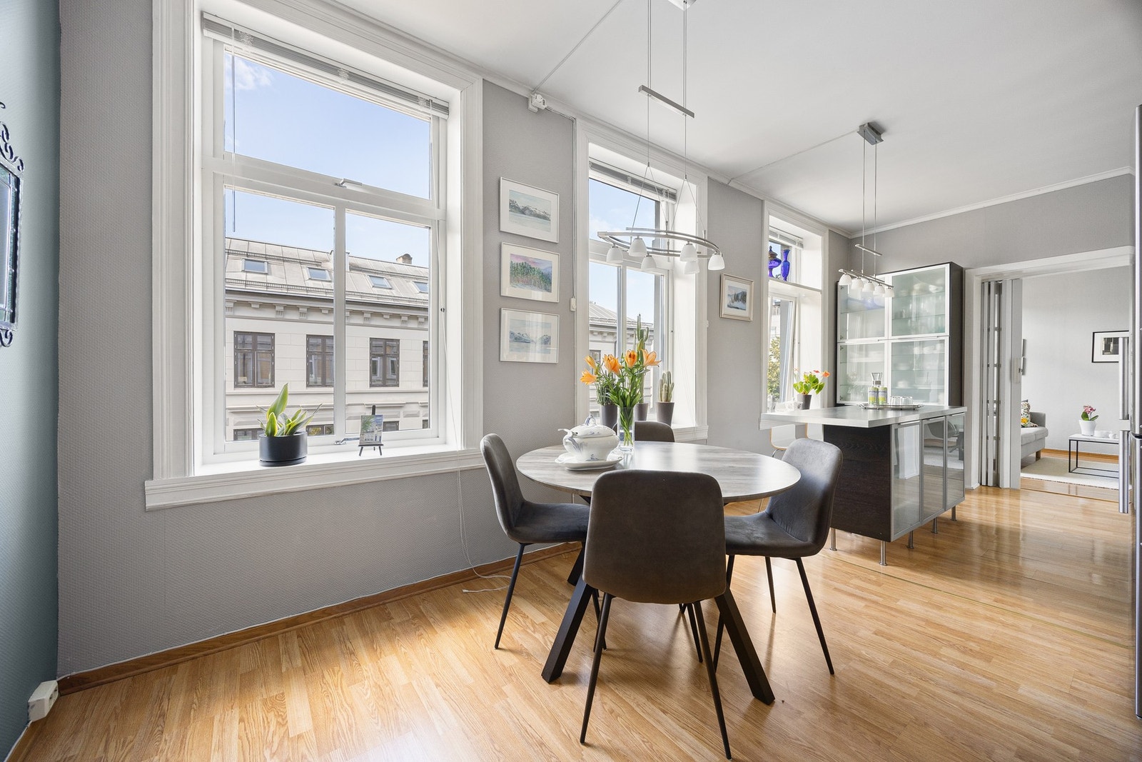 Langs kjøkken- og stuedelen er det hele 5 vinduer. Galleribilde