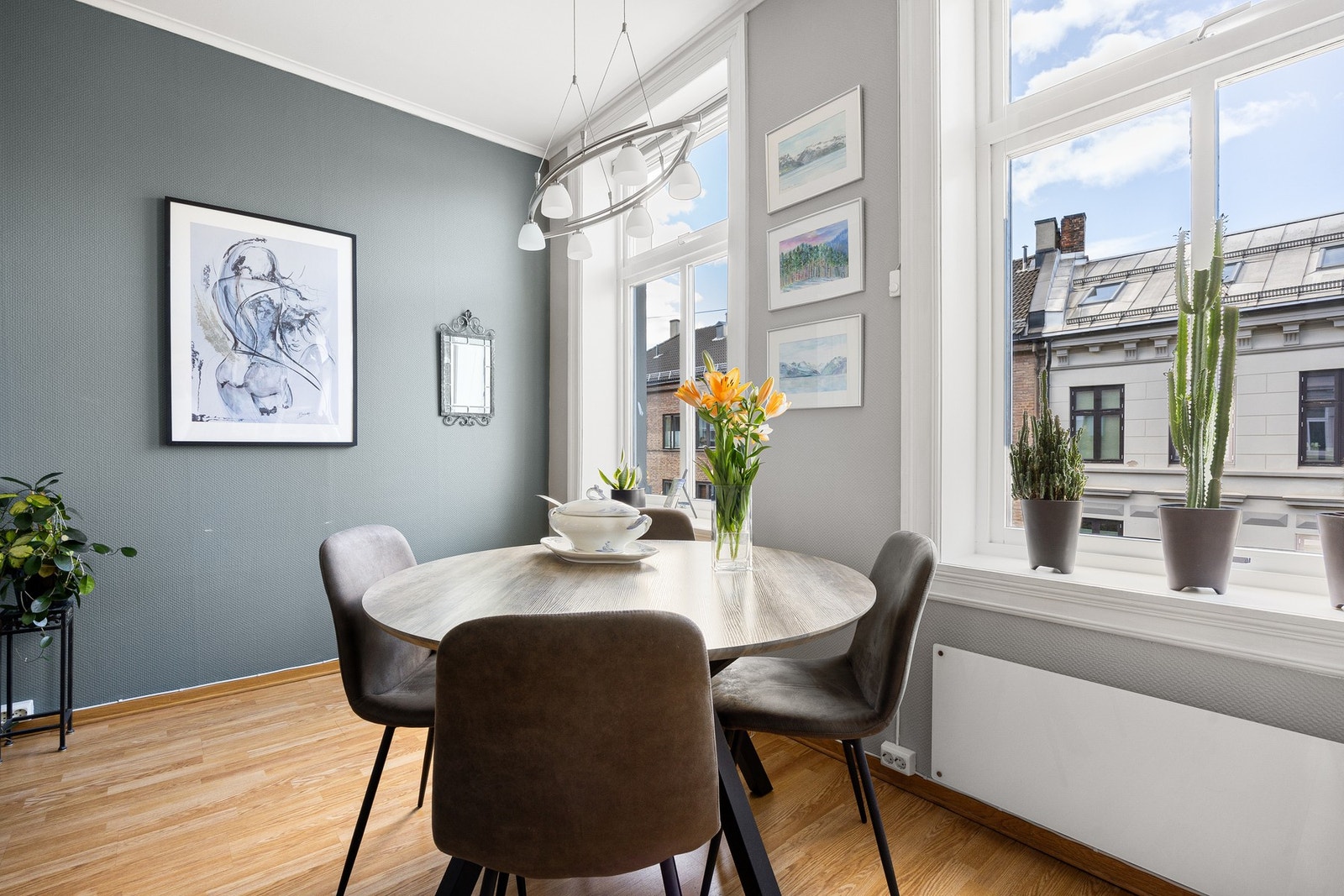 God plass til spisebord på kjøkkenet. Galleribilde