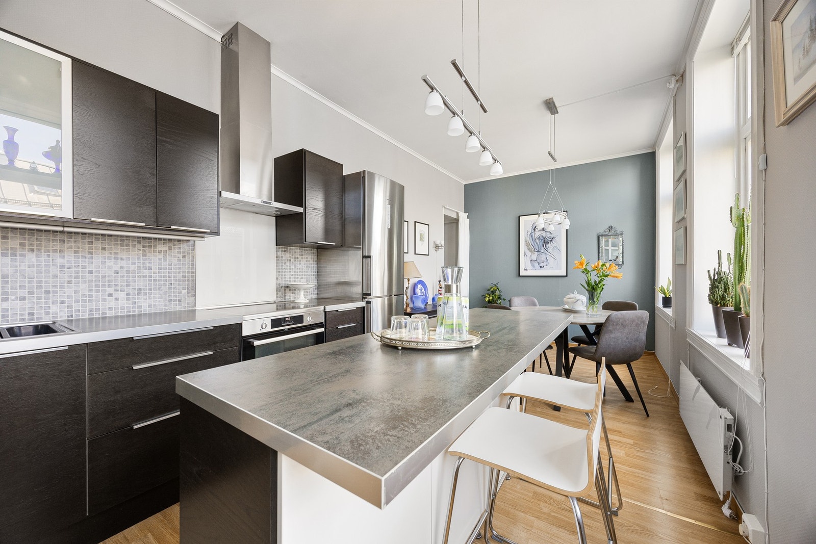 IKEA kjøkkeninnredning fra 2009 med praktisk kjøkkenøy. Galleribilde